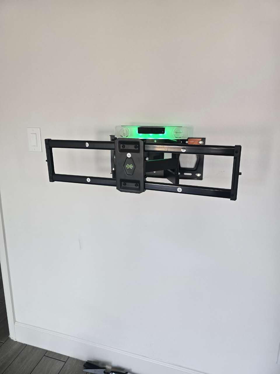 Franklin Sensors Light Level, Turns Green When Level, Digital/Electronic, 12-inch Magnetic Torpedo Leveler, Vertical and Horizontal Leveling Tool with 2 Bubble Vials, Made in the USA customer photo 1