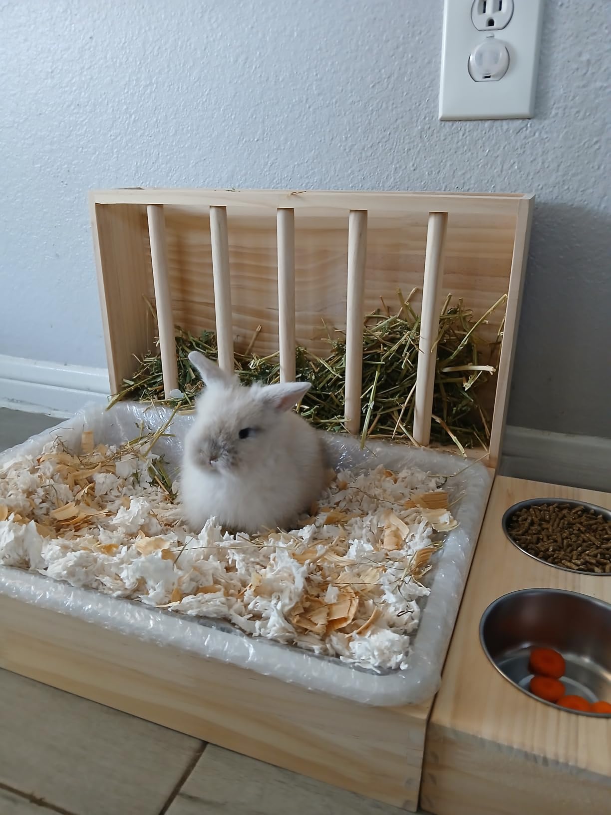 BESNEW 3 in 1 Rabbit Hay Feeder with Litter Box,Wooden Hay Feeder with 2 Bowls & Litter Box for Guinea Pig Chinchilla Bunny Other Small Animals,Large Capacity & Preventing Waste customer photo 2
