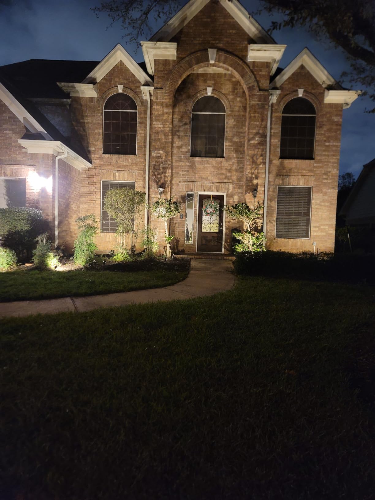 ZUCKEO All-in-One Landscape Lighting Kit, 5W LED Low Voltage Landscape Lights with Transformer and 80FT Wire, Waterproof Outdoor Spotlight with Connectors, 3000K 12-24V 8Pack customer photo 1