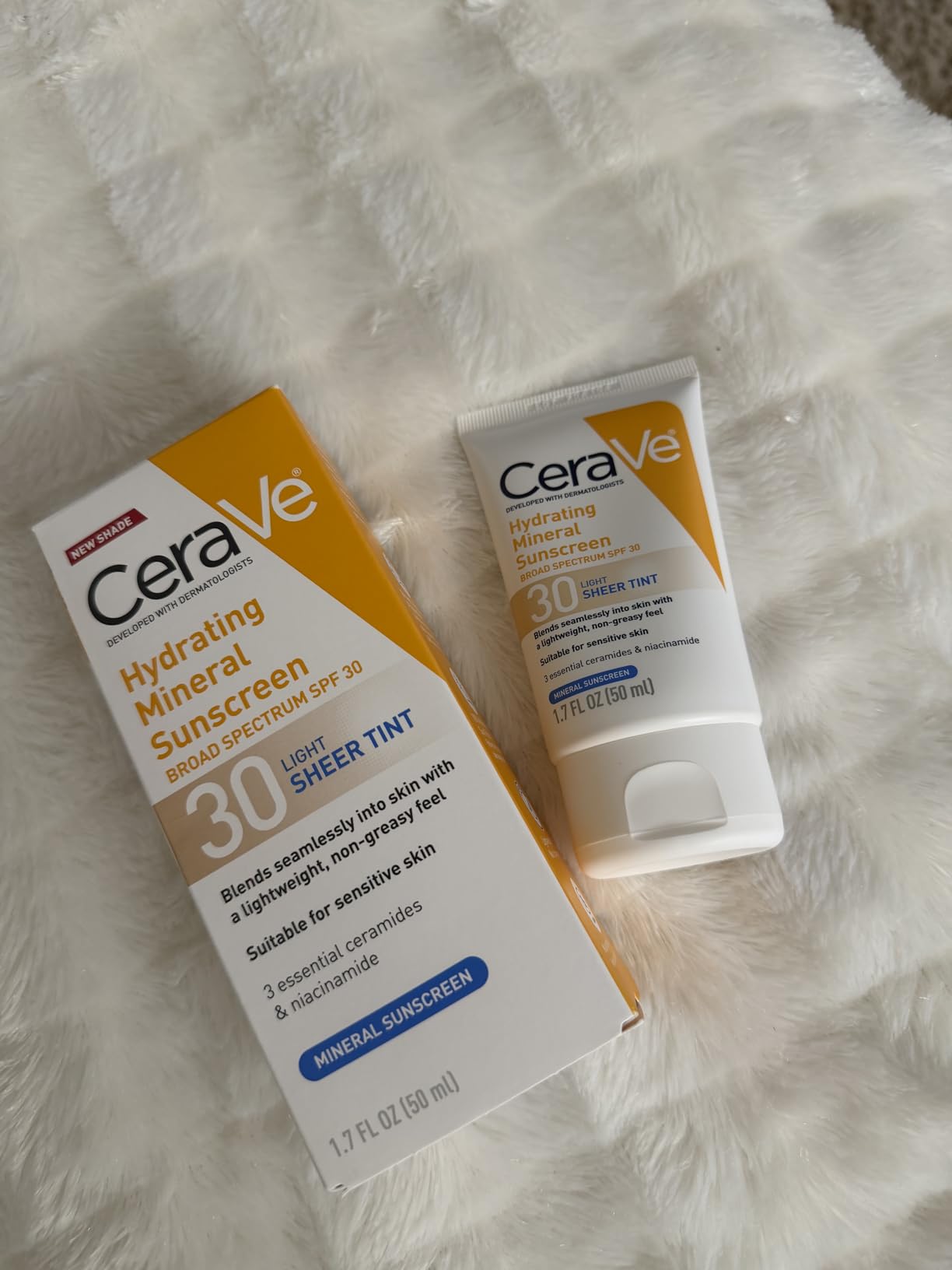 CeraVe Hydrating Mineral Sunscreen SPF 30 with Sheer Tint, Tinted Mineral Sunscreen with Zinc Oxide & Titanium Dioxide, Blends Seamlessly For Healthy Glow, Light, 1.7 Oz customer photo 1