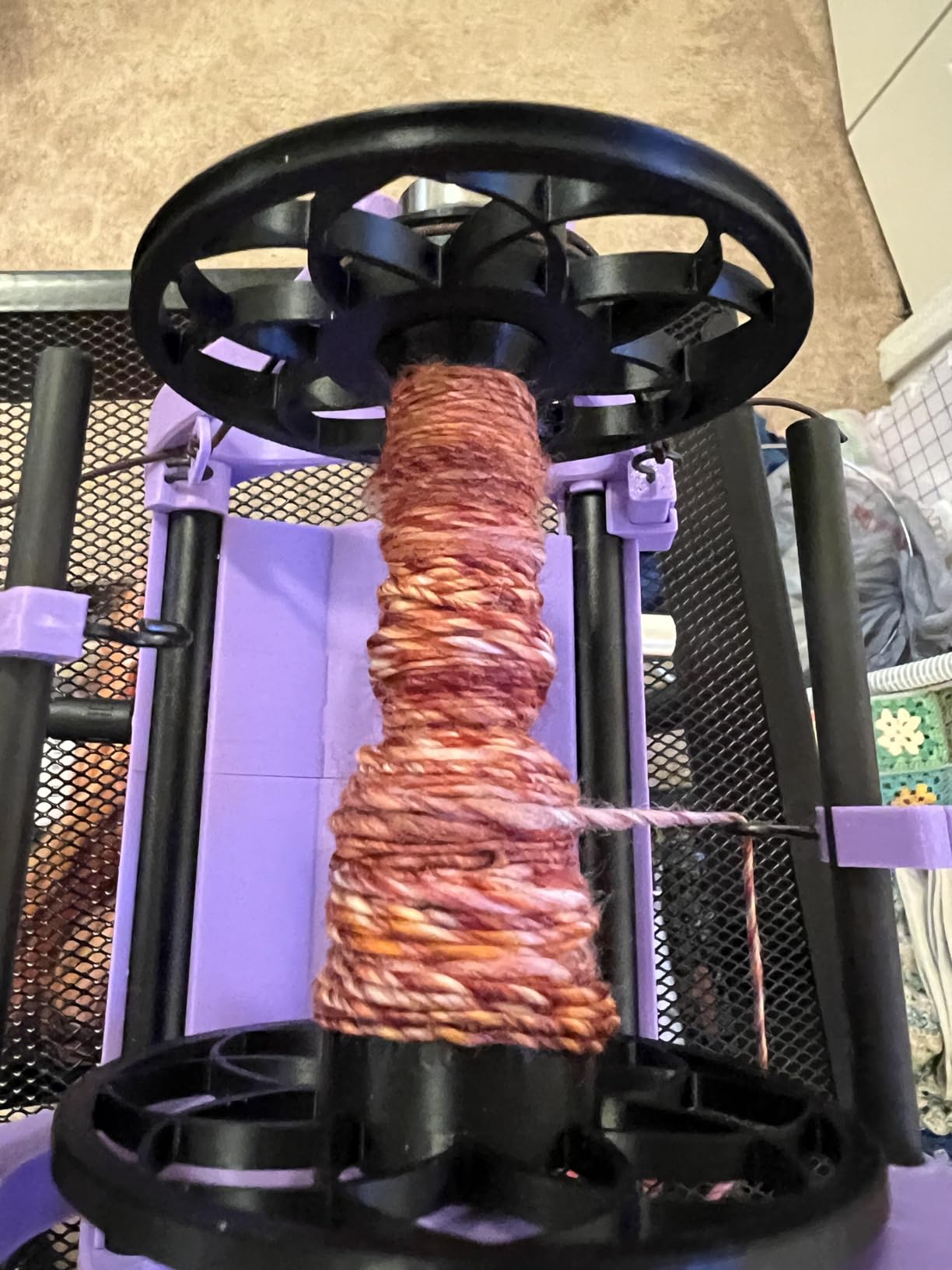 Adjustable Speed Wool Yarn Winding Machine, 12v Yarn Spinning Wheel, 800rpm Maximum Speed, Modular Design, Easy to Disassemble, 4 Ounce Capacity, for Yarn Weaving, Pink customer photo 2