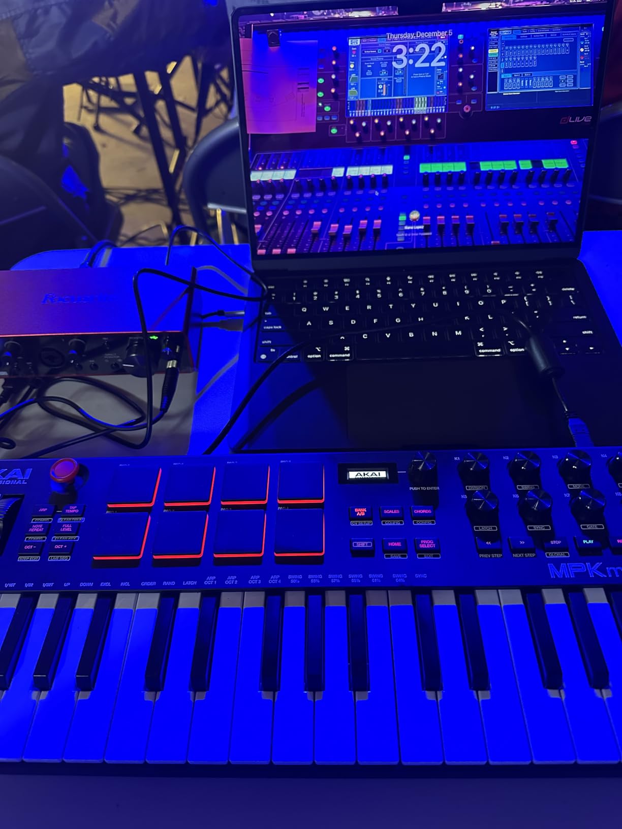 Akai Professional MPK Mini Plus - USB MIDI Keyboard Controller with 37 Mini Keys, 8 MPC Pads, Sequencer, MIDI/CV/Gate I/O and Native Instruments Sound Package, White Limited Edition customer photo 1