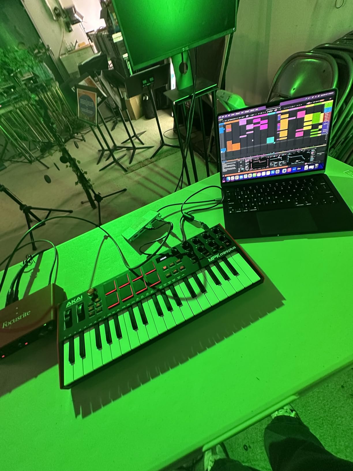 Akai Professional MPK Mini Plus - USB MIDI Keyboard Controller with 37 Mini Keys, 8 MPC Pads, Sequencer, MIDI/CV/Gate I/O and Native Instruments Sound Package, White Limited Edition customer photo 2
