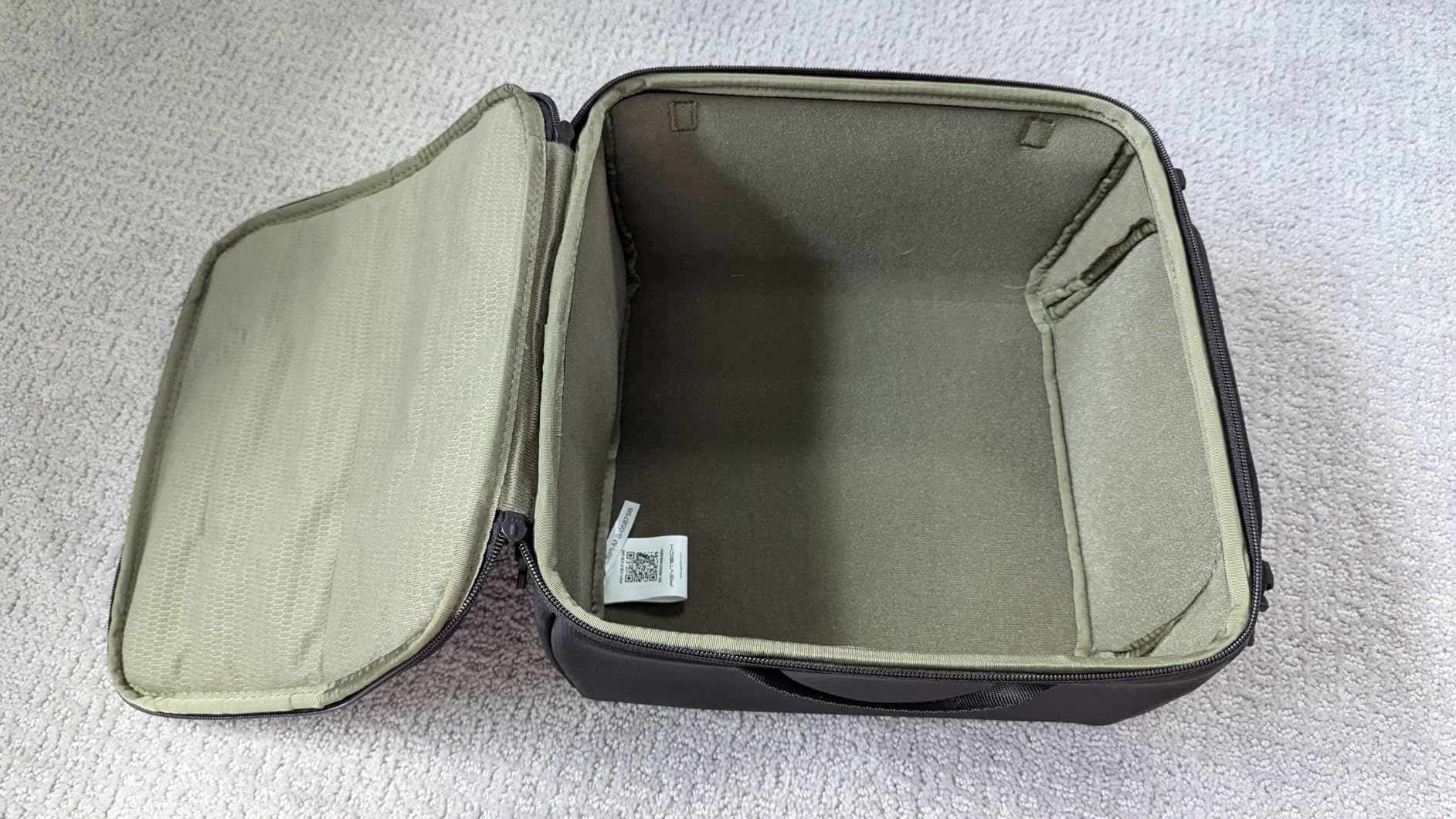 PGYTECH Small Camera Insert Bag, Waterproof Lens Pouch for Photographers and Traveler, Lightweight DSLR/SLR Lens Carring Case with Thicken Partition for Canon/Nikon/Sony/Mirrorless Cameras customer photo 1