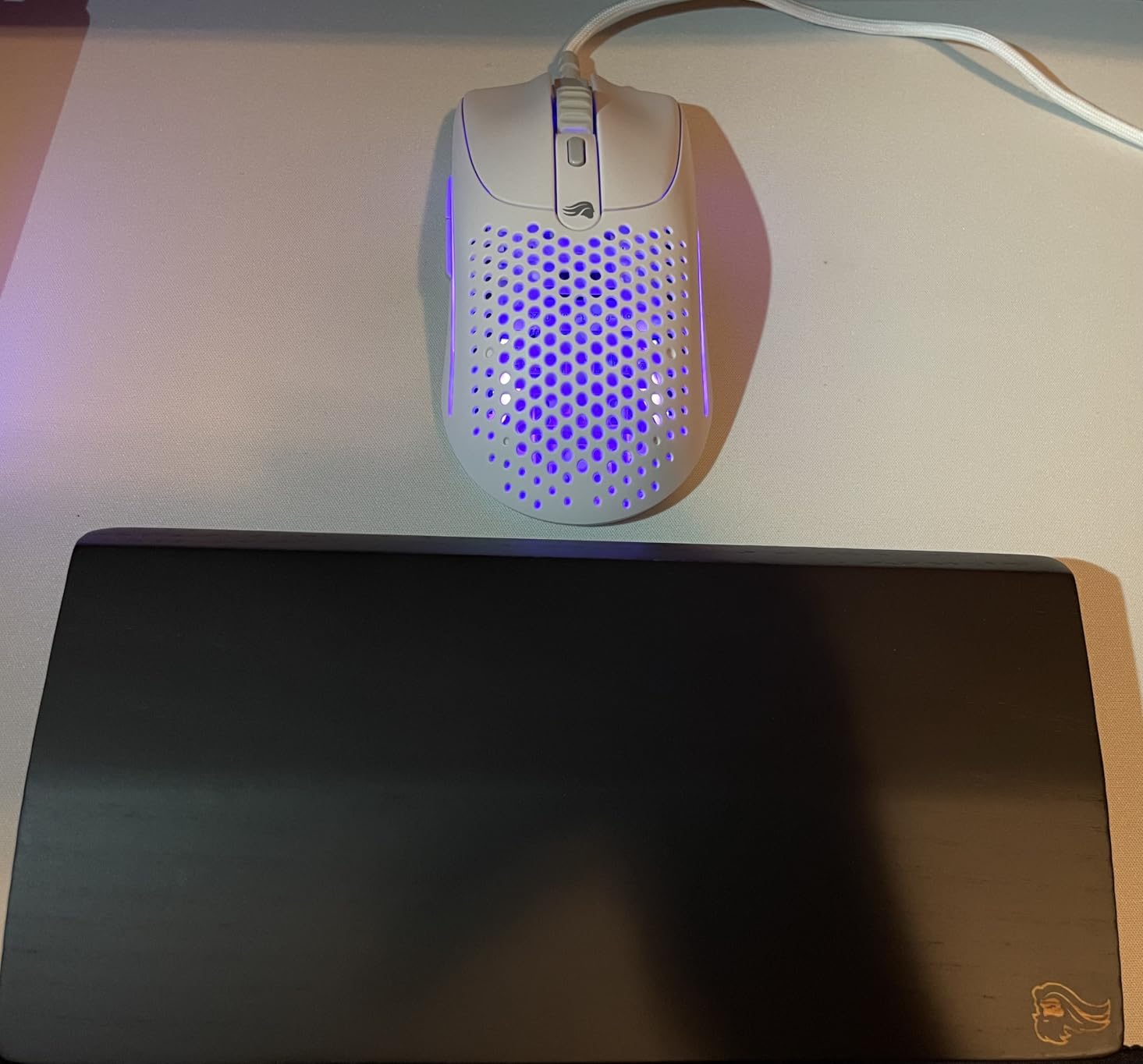 GLORIOUS Gaming Wooden Keyboard Wrist Rest (Compact) - White Ash Wood, Medium-Coarse Grain, Smooth Surface, Sweat & Oil Resistant, Easy Clean, Anti-Slip Rubber Base, 300 x 100 x 19mm - Onyx customer photo 2