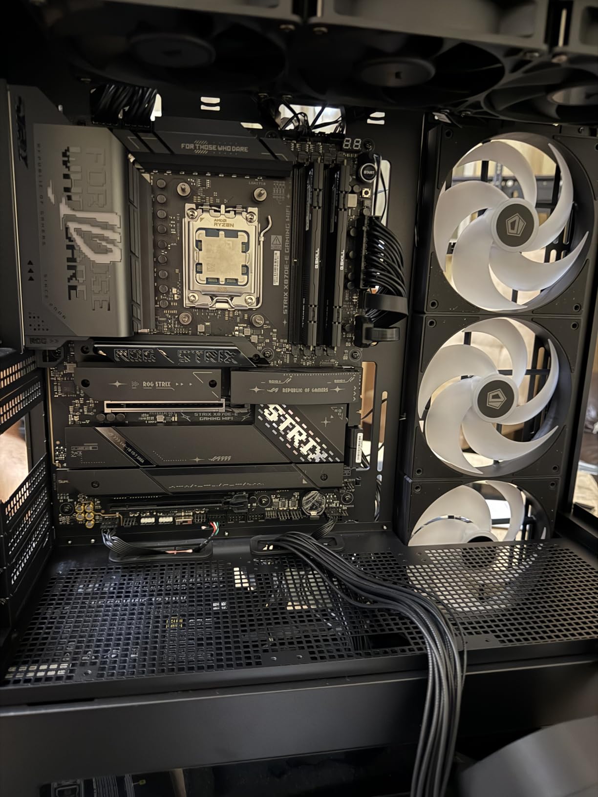 ROG Strix X870E-E Gaming WiFi AMD AM5 X870 ATX Motherboard 18+2+2 Power Stages, Dynamic OC Switcher, Core Flex, DDR5 AEMP, WiFi 7, 5X M.2, PCIe® 5.0, Q-Release Slim, USB4®, AI OCing & Networking customer photo 2