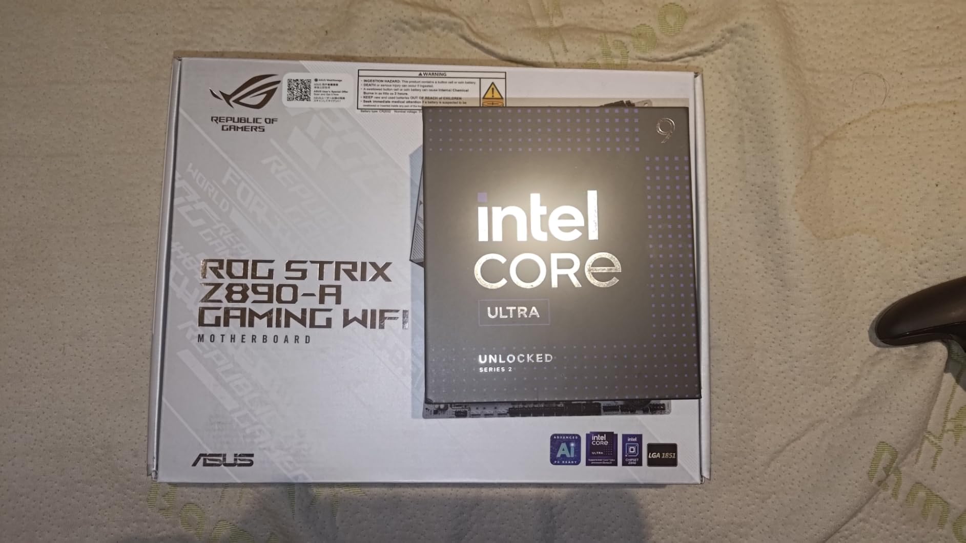 Intel Core Ultra 9 Desktop Processor 285K - 24 cores (8 P-cores + 16 E-cores) and 24 threads - Up to 5.7 GHz unlocked - 40 MB Cache customer photo 1