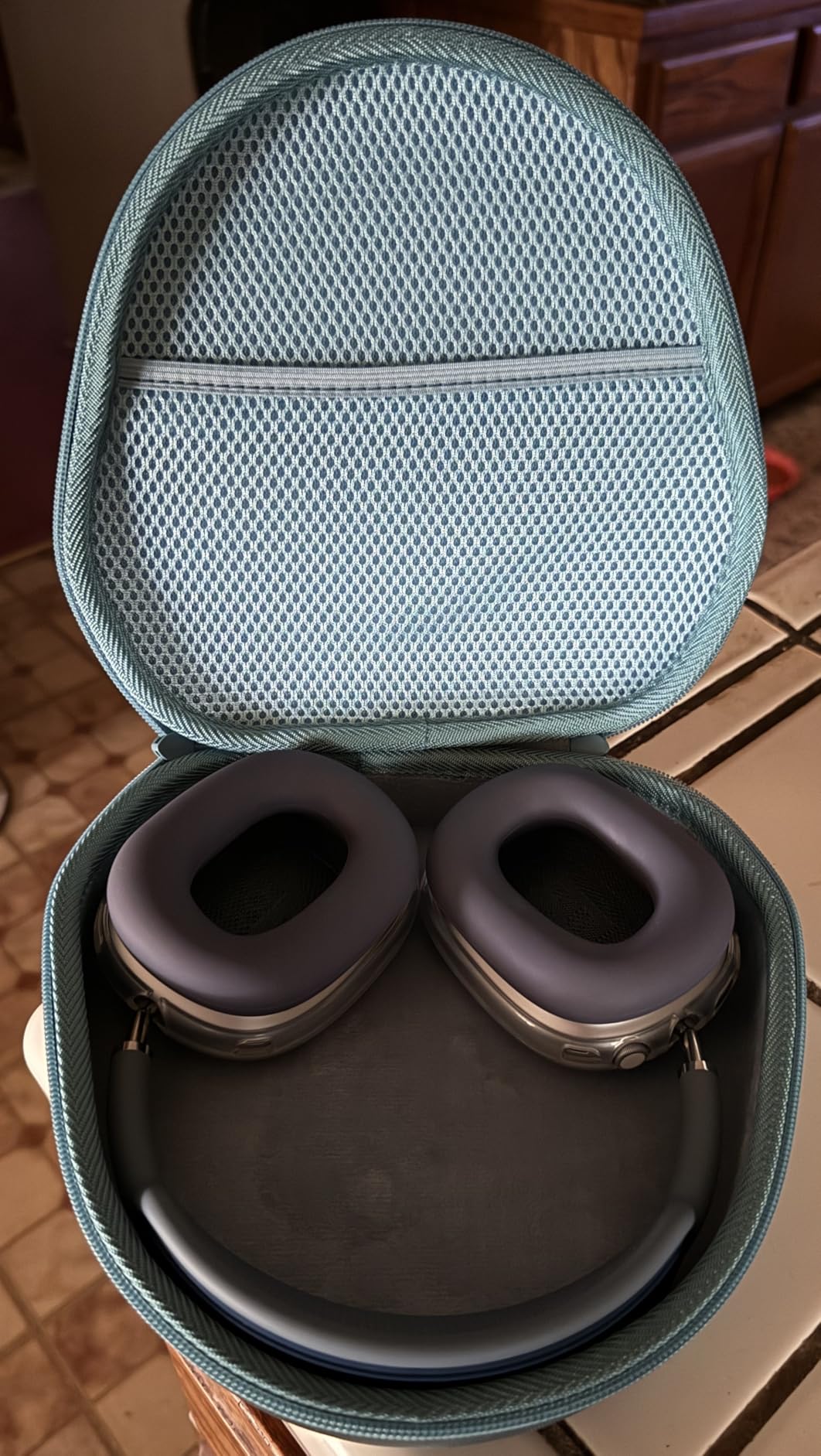 AirPods Max Wireless Over-Ear Headphones, Pro-Level Active Noise Cancellation, Transparency Mode, Personalized Spatial Audio, USB-C Charging, Bluetooth Headphones for iPhone - Starlight customer photo 2