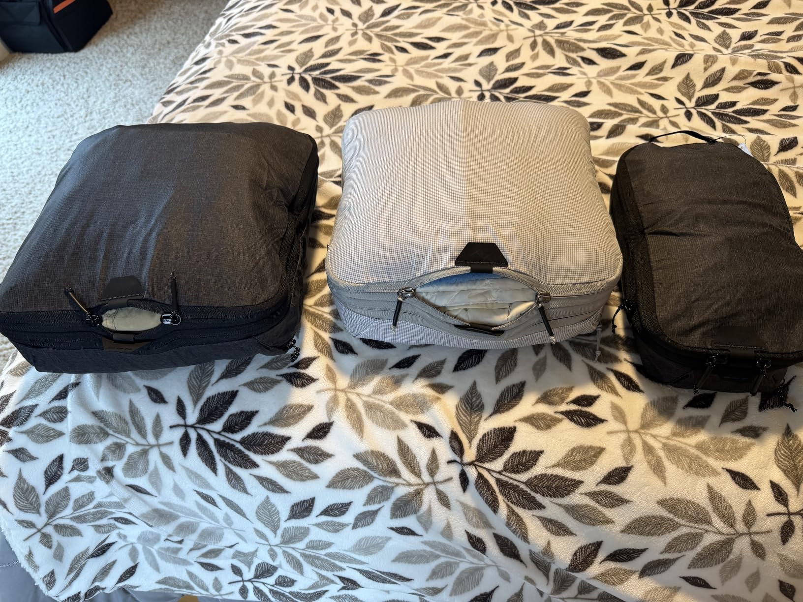Peak Design Packing Cube, Charcoal, Weatherproof Luggage Cube with Dual Compartment Organization, Expansion and Compression, Zipper Opening, Travel Organizer for Men and Women, Size M customer photo 2