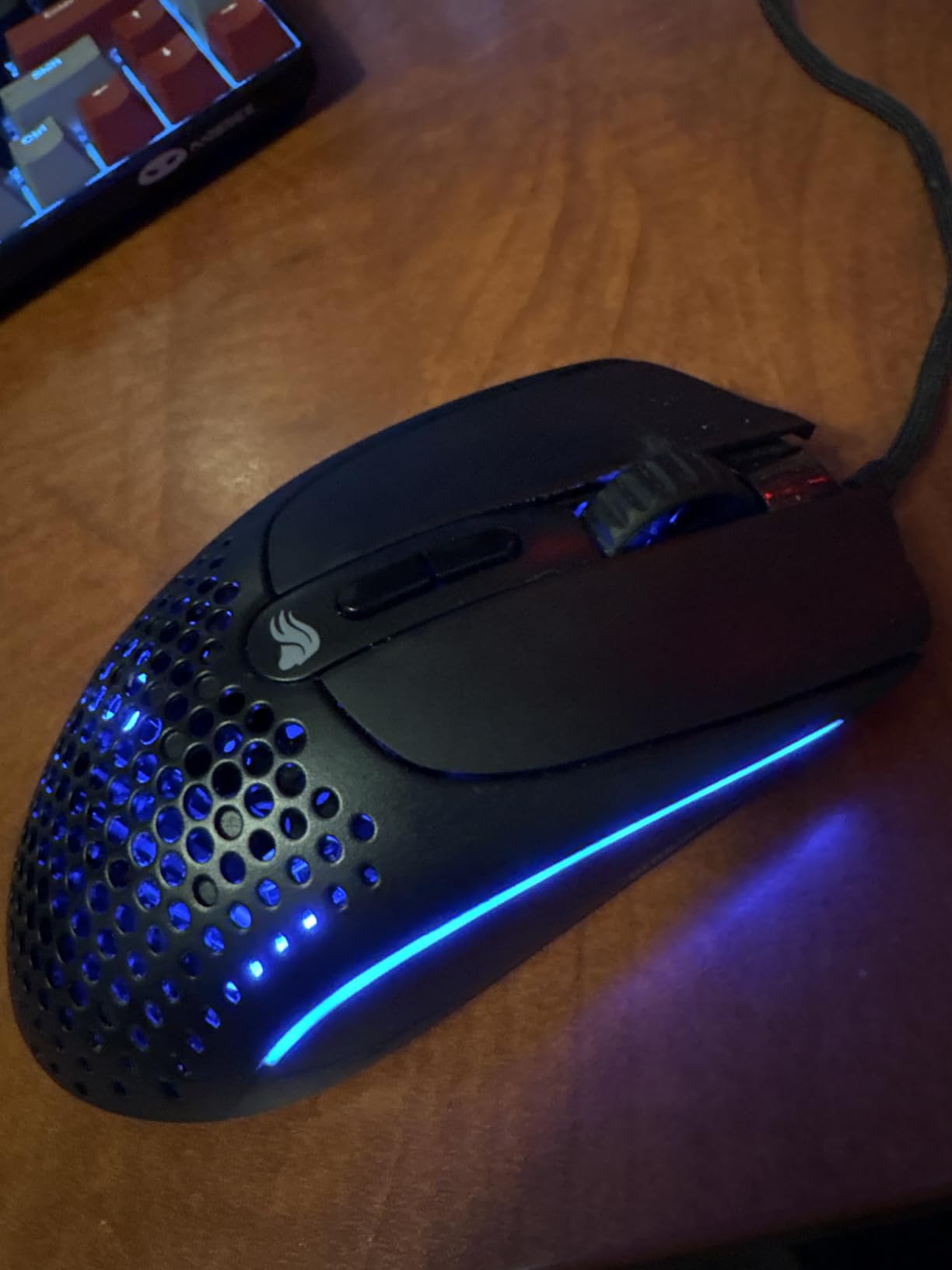 Glorious Gaming Model I 2 Wired Gaming Mouse: 9 Programmable Buttons (2 Swappable), 66g Superlight, 26k Optical Sensor, 80M Click Rated Switches, MMO/MOBA/FPS, Side Thumb Rest (White) customer photo 1