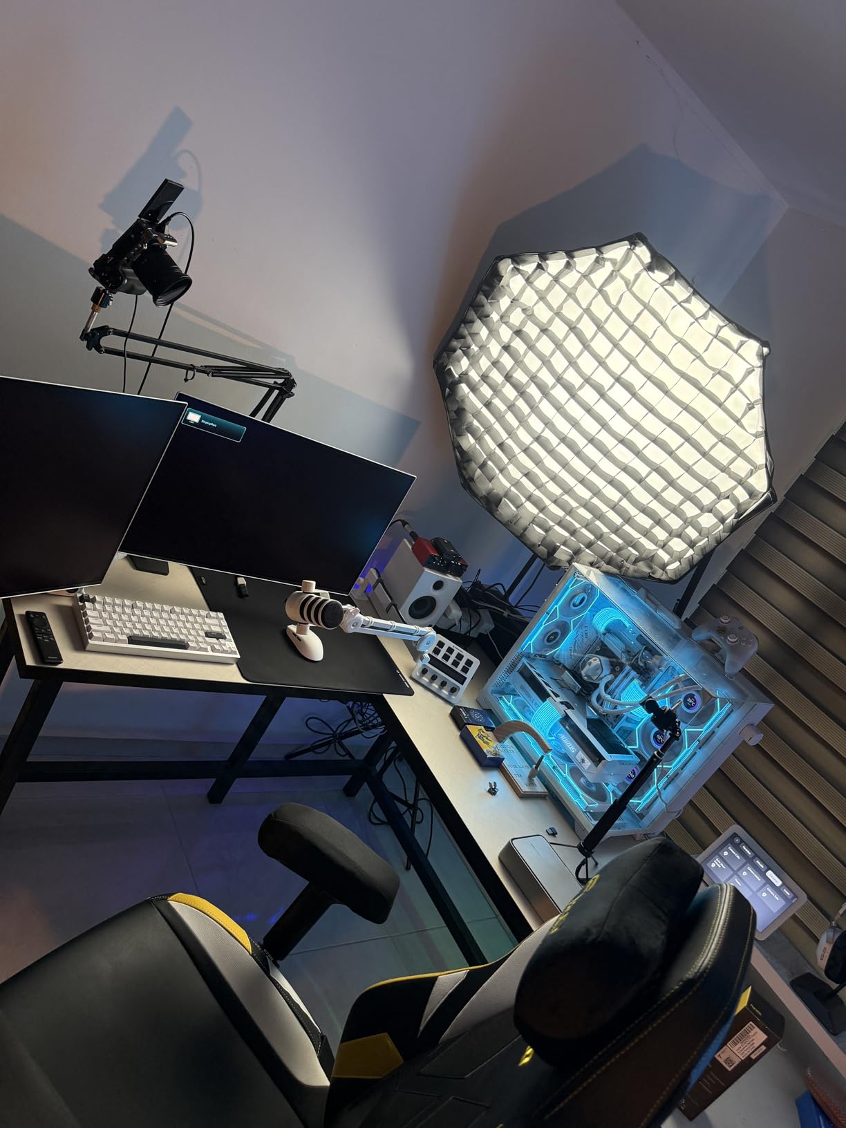 Nanlite FS-300B 350W Bi-Color LED Spotlight-2700K-6500K Adjustable CRI 96,App Control,Led Video Light Bowens Mount for Photography/Videography/YouTube/TikTok Content Creation & Live Streaming customer photo 2