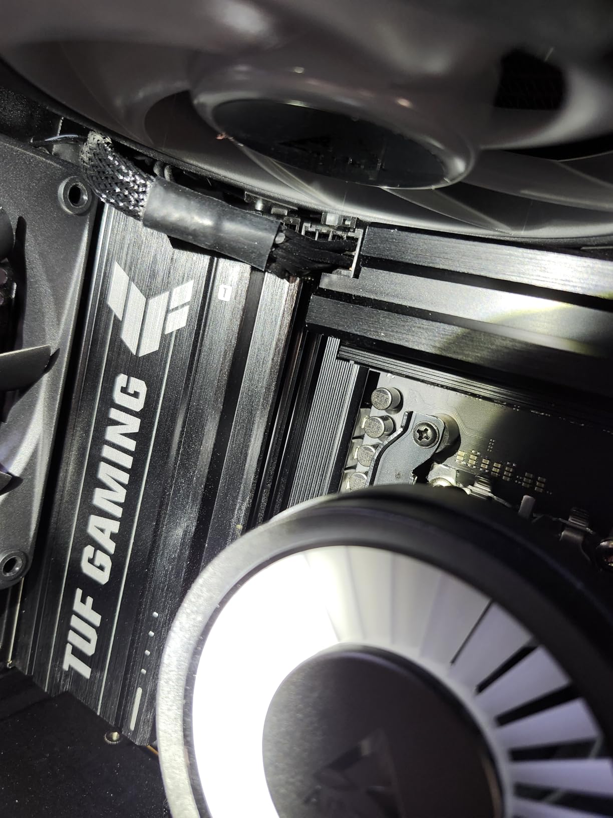 TUF Gaming B850-PLUS WiFi AMD AM5 B850 ATX Motherboard, 14+2+1 80A Stages, AI Ready, DDR5, PCIe 5.0, 3X M.2, Wi-Fi 7, 2.5Gb LAN, DisplayPort, HDMI, USB 10Gbps & 20Gbps Type-C, BIOS Flashback customer photo 2