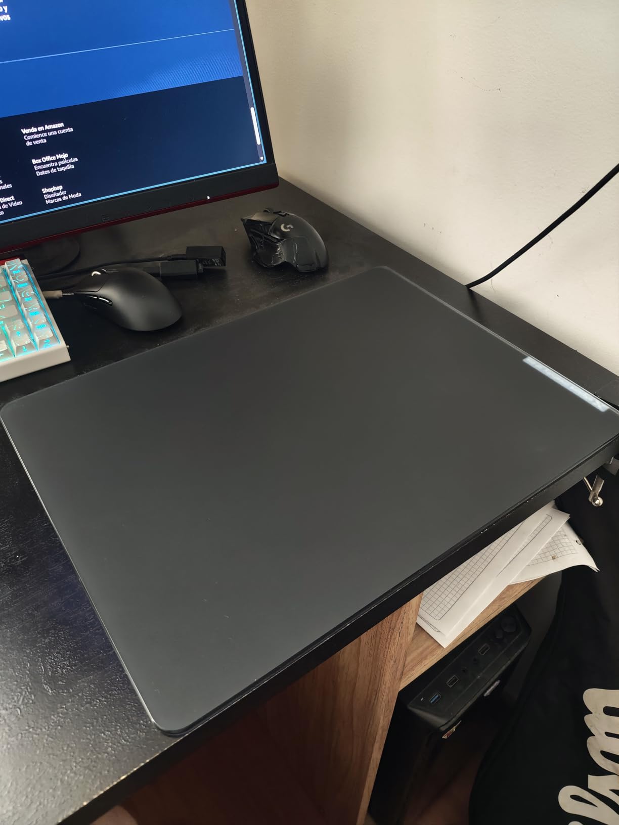 XVX White Glass Mouse Pad 4.0, Hard Mousepad for Gaming, Ultra-Smooth Micro-Etched Surface with Non-Slip Rubber Base (410mm*310mm) customer photo 1