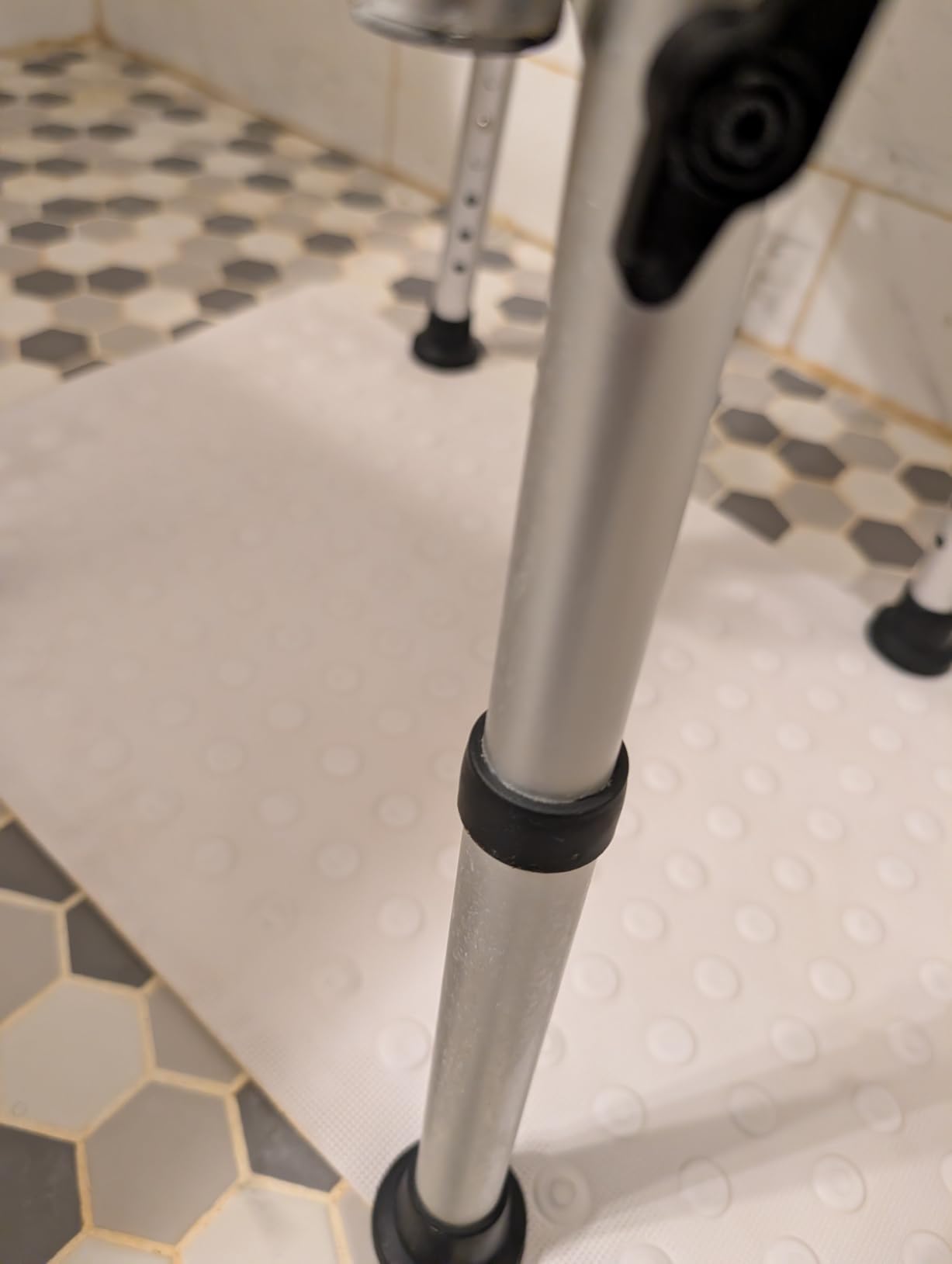 BRITULIF Adjustable Shower Chair with Arms & Back, Stable Heavy Duty 550lbs Safety Bathtub Seat with Non-Slip Feet, Rust-Resistant Aluminum Frame & Tool-Free Assembly for Elderly & Disabled customer photo 1