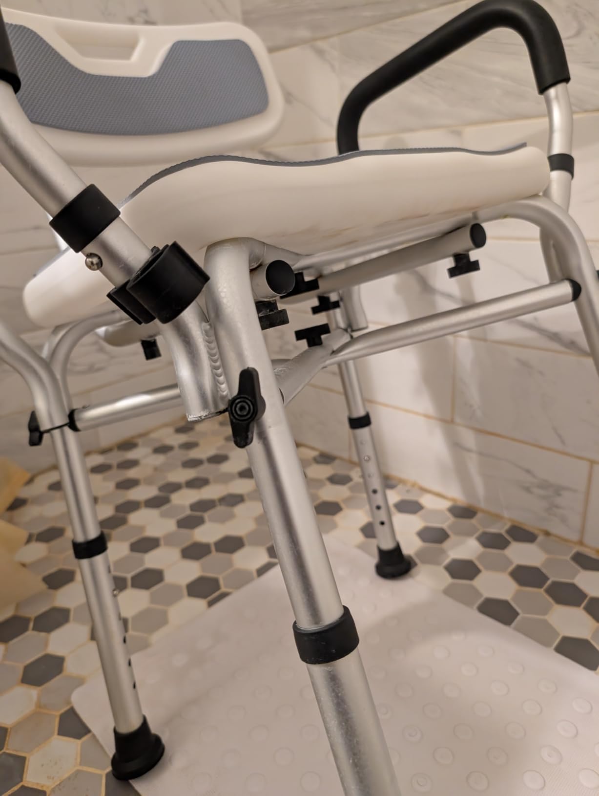 BRITULIF Adjustable Shower Chair with Arms & Back, Stable Heavy Duty 550lbs Safety Bathtub Seat with Non-Slip Feet, Rust-Resistant Aluminum Frame & Tool-Free Assembly for Elderly & Disabled customer photo 2