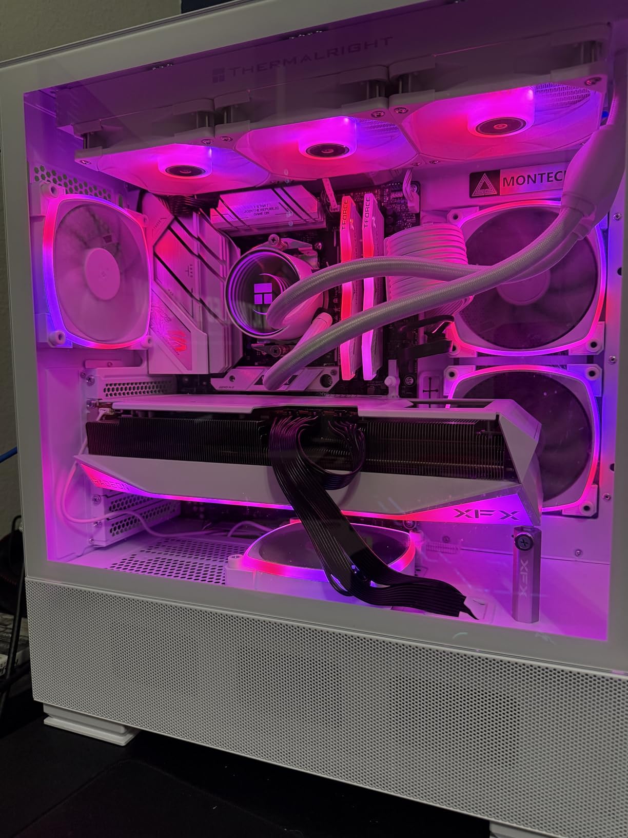 XFX Mercury AMD Radeon RX 9070XT OC Gaming White Edition with RGB 16GB GDDR6, HDMI 3xDP, AMD RDNA 4 RX-97TRGBBW9 customer photo 1
