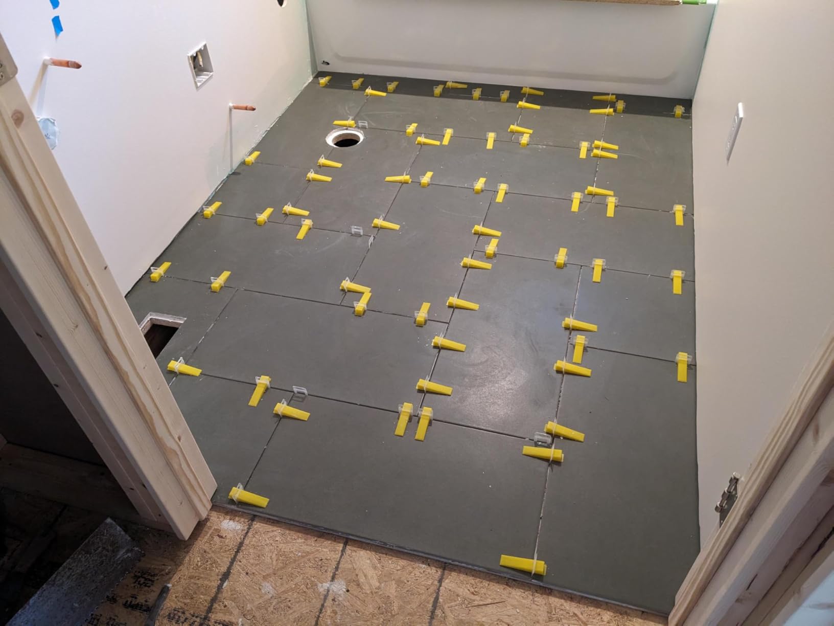 DGSL Tile Leveling System Clips - DIY 2400 Tiles Leveler Spacers - 1/8 Inch Tile Leveling System for Professional Ceramic Tile and Stone Installation customer photo 1