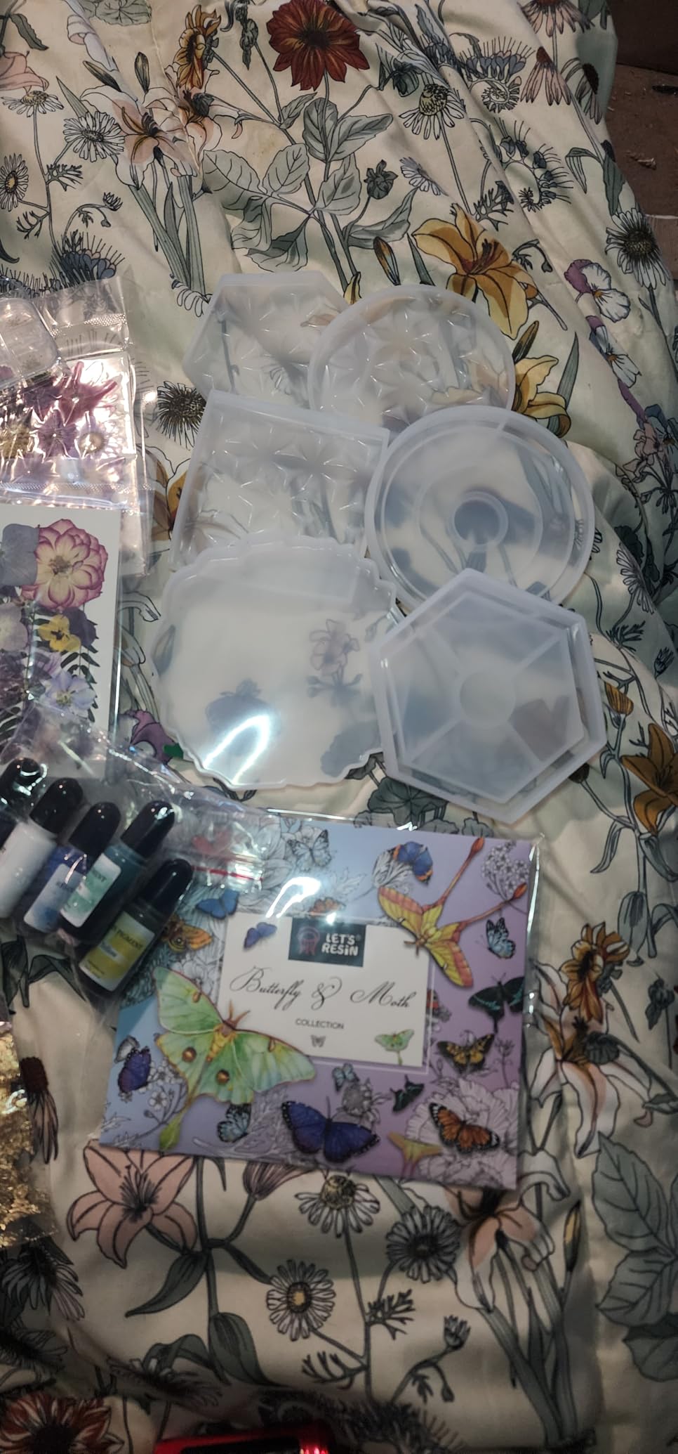 KISREL Epoxy Resin Kit for Beginners, 32oz Resin Kit with Coaster Molds, Complete Accessories Include Pigment, Mica Powders, Dried Flowers, Glitter, Measuring Cups customer photo 2