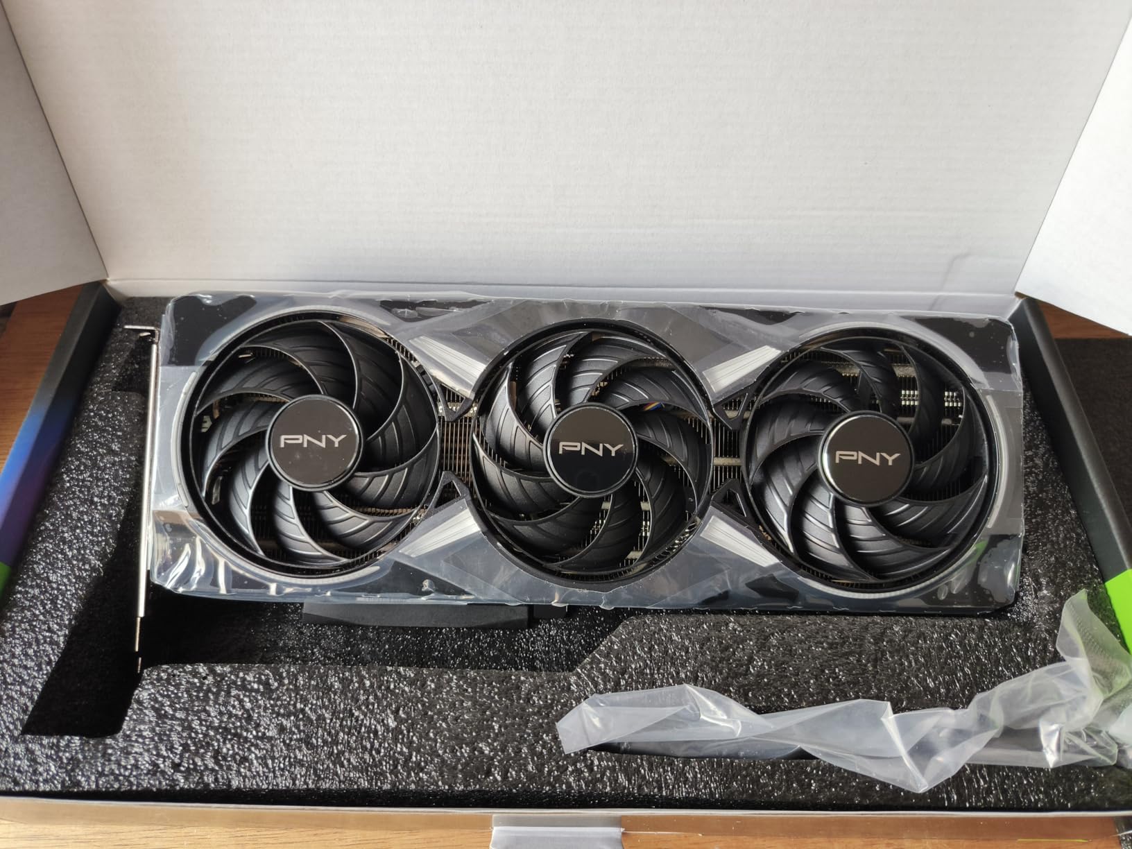 NVIDIA GeForce RTX™ 5070 Epic-X™ ARGB OC Triple Fan, Graphics Card (12GB GDDR7, 192-bit, Boost Speed: 2685 MHz, SFF-Ready, PCIe® 5.0, HDMI®/DP 2.1, 2.4-Slot, Blackwell Architecture, DLSS 4) customer photo 2