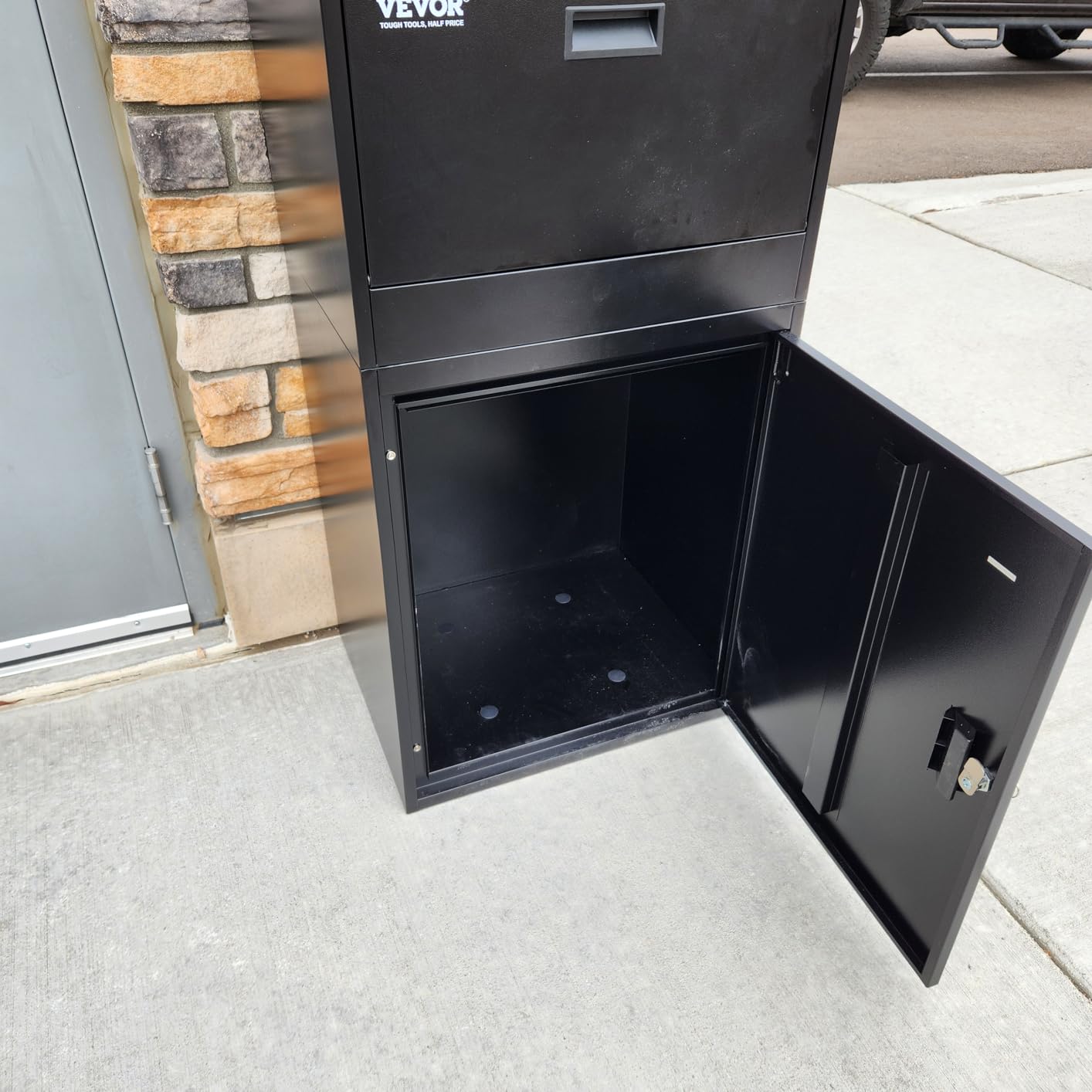 VEVOR Package Delivery Boxes for Outside, 38.6 in Mailbox for Parcel with Lock, Galvanized Steel Package Drop Box with Anti-Theft Design, Weather-Resistant Package Mailbox for Home and Office, Black customer photo 2