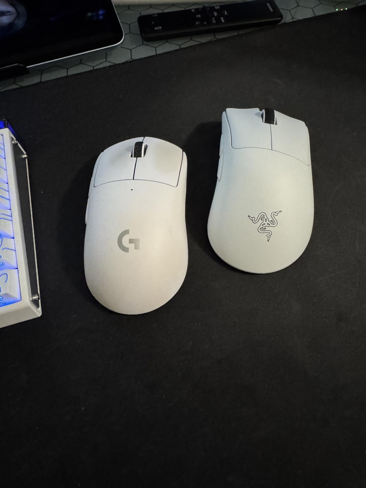 Razer DeathAdder V4 Pro Wireless Gaming Mouse: 56g Lightweight - HyperSpeed Wireless Gen-2 - Optical Scroll Wheel - Optical Switches Gen-4 - Focus Pro 45K Sensor Gen-2 - Up to 150 Hr Battery - Black customer photo 2