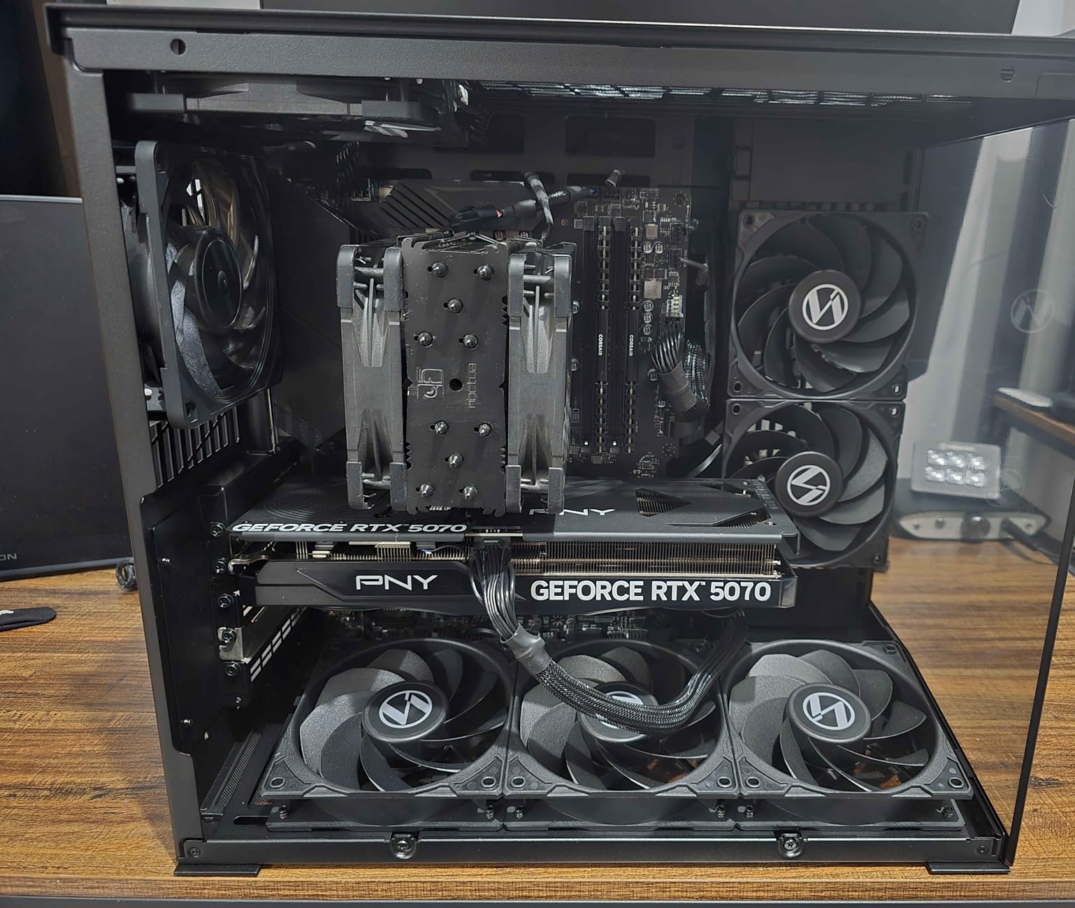 LIAN LI O11D MINI V2 Flow | Compact ATX Mid-Tower Airflow Computer Case | Panoramic View | High-Performance Airflow | Includes 5 x 120mm Reverse Blade Fans | Cable Management | Black customer photo 2