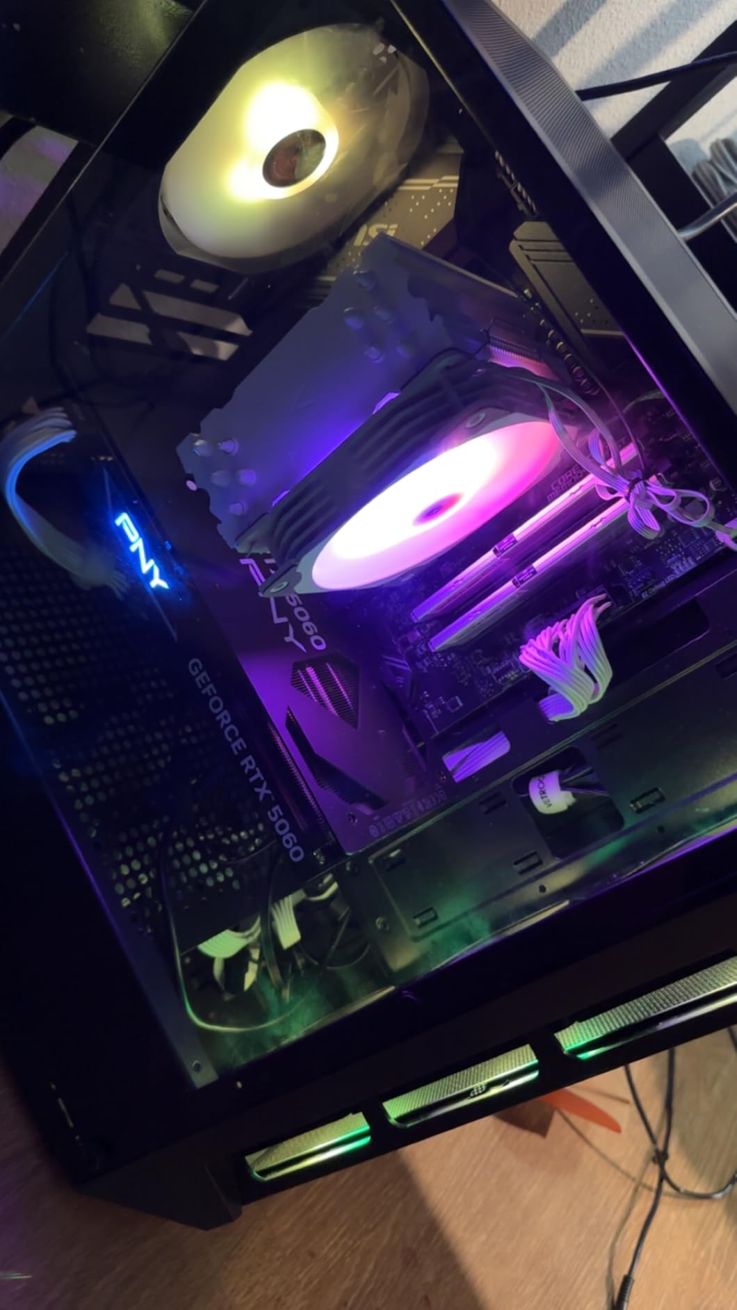 NVIDIA GeForce RTX 5060 Epic-X ARGB OC Triple Fan, Graphics Card (8GB GDDR7, 128-bit, SFF-Ready, PCIe 5.0, HDMI/DP 2.1, 2-Slot, NVIDIA Blackwell Architecture, DLSS 4) customer photo 2