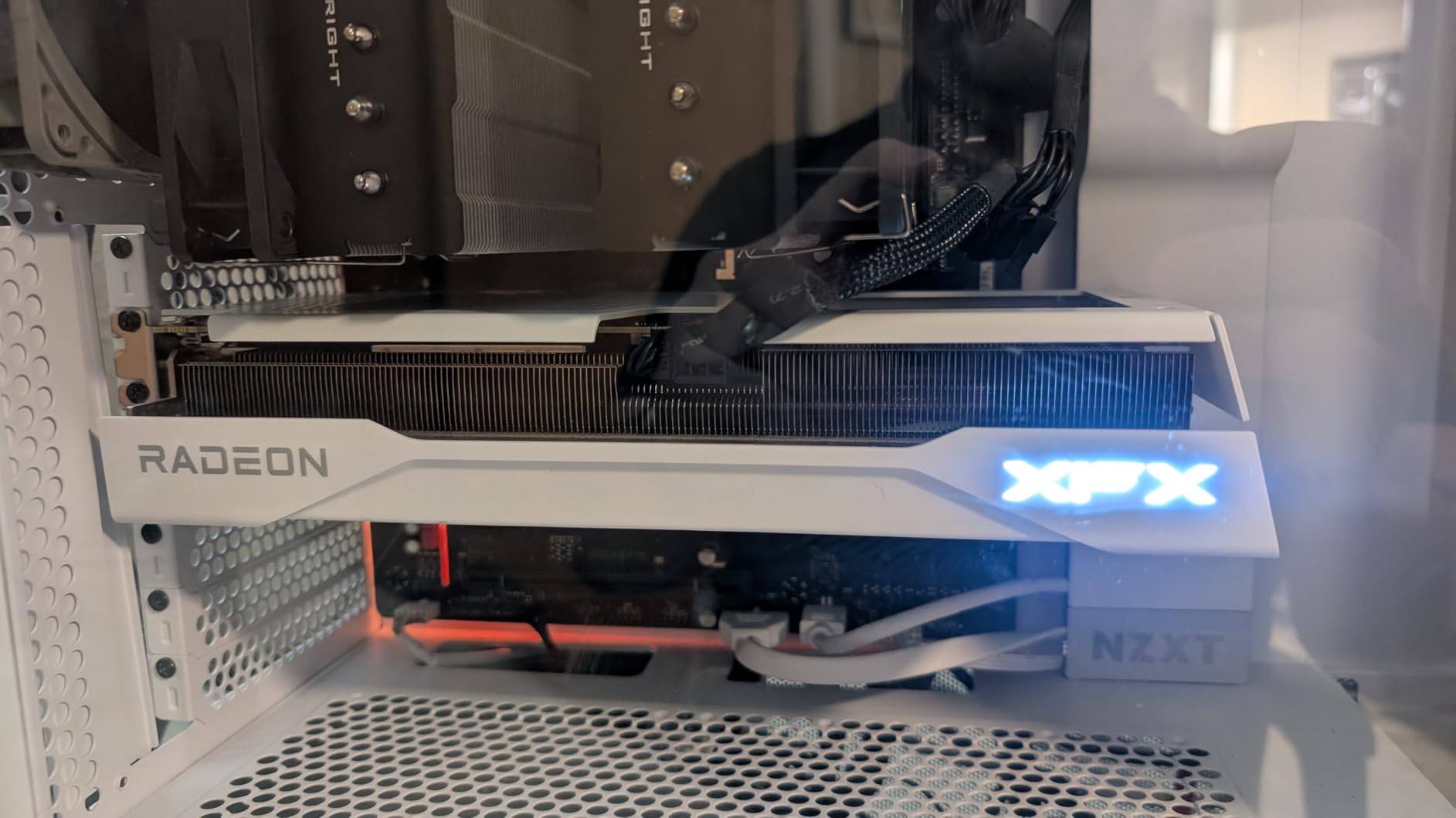XFX Swift AMD Radeon RX 9060 XT OC White Triple Fan Gaming Edition 16GB customer photo 2