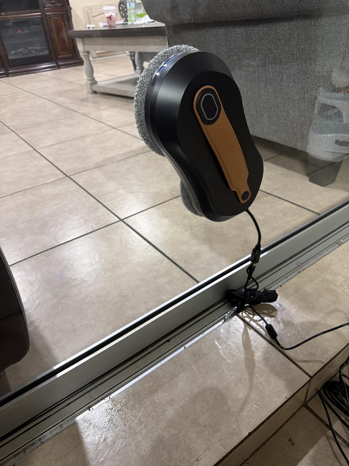 FRUITEAM Window Cleaning Robot with Dual Water Spray, APP and Remote Control, Automatic Window Cleaner with Leather Belt for Frame Glass, Triple Safety System, Smart Path Detection customer photo 1