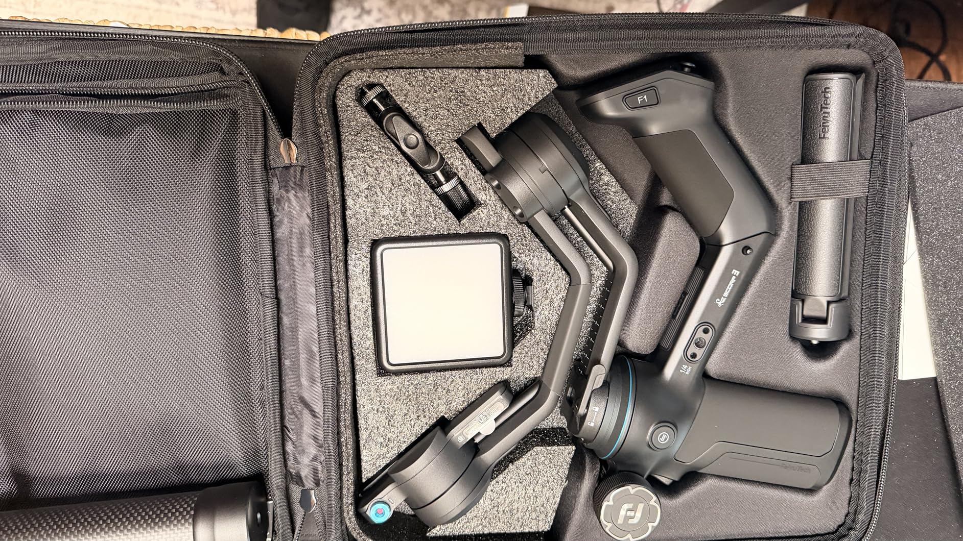 Feiyu SCORP 3 Kit Gimbal Stabilizer for DSLR and Mirrorless Camera, Built-in AI Tracker, Detachable Remote Handle, for Canon/Sony/Nikon/Fujifilm, 7.72lbs Payload, Professional Video Stabilizer + Case customer photo 2