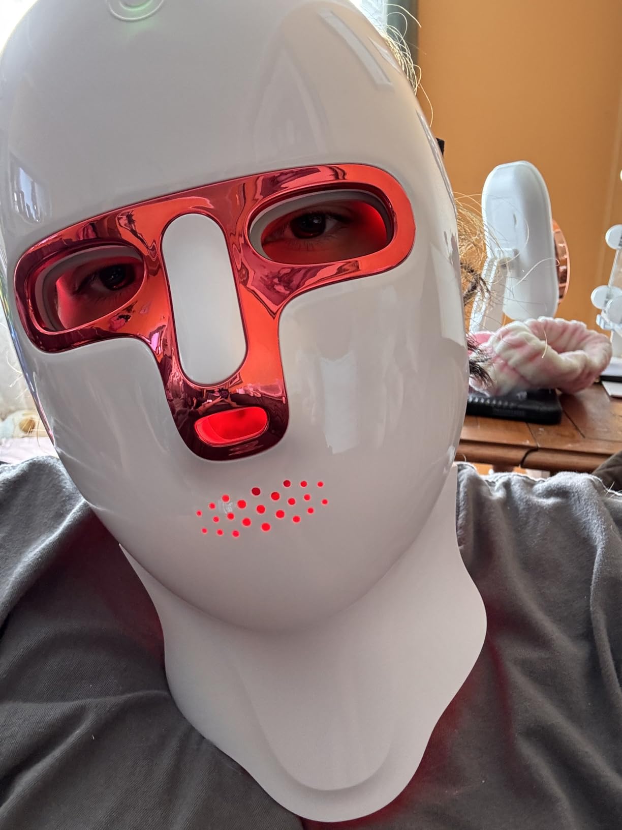Red Light Therapy Mask for Face & Neck, LED Face Light Therapy, USB C Rechargeable, Infrared Mask for Home Working Travel Yoga (White Gold) customer photo 2