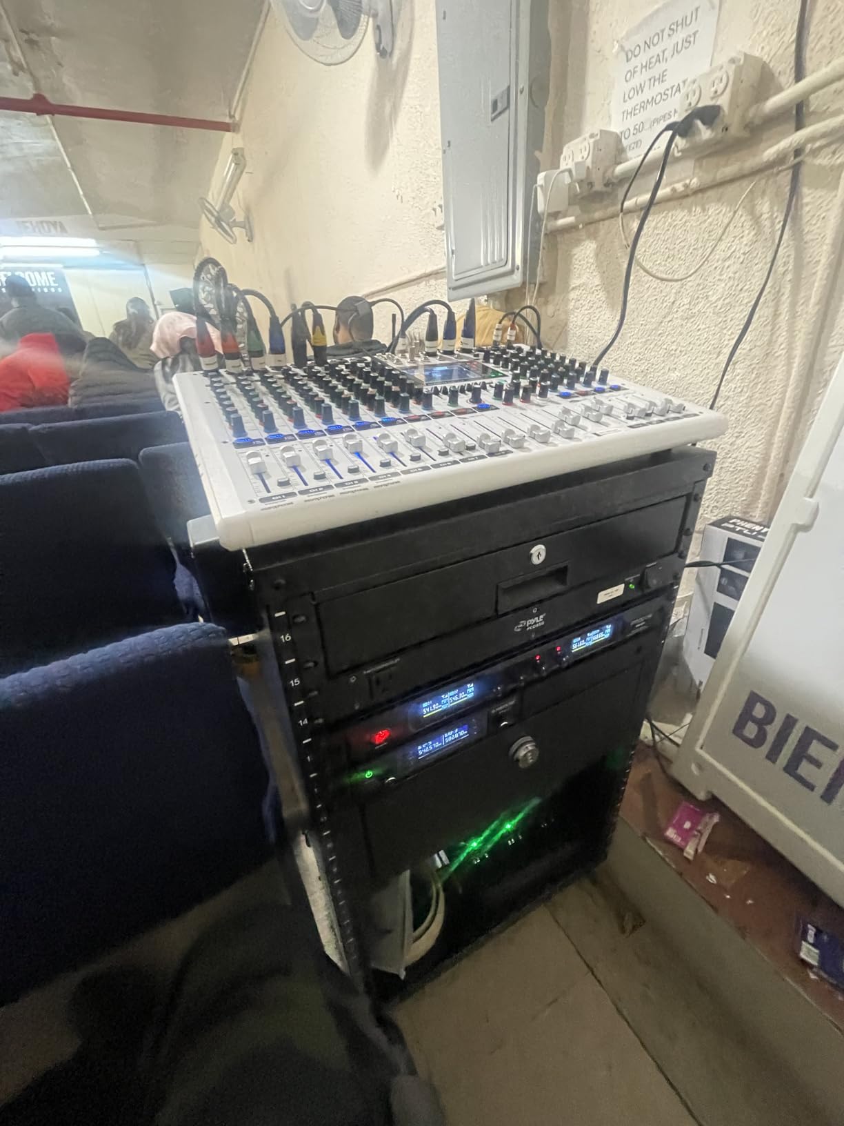 VEVOR 16U AV Rack, Recording Studio Rack Cabinet, Open Frame Server Rack with Locking Caster Wheels, Removable Side Panels & Vent Design for 19