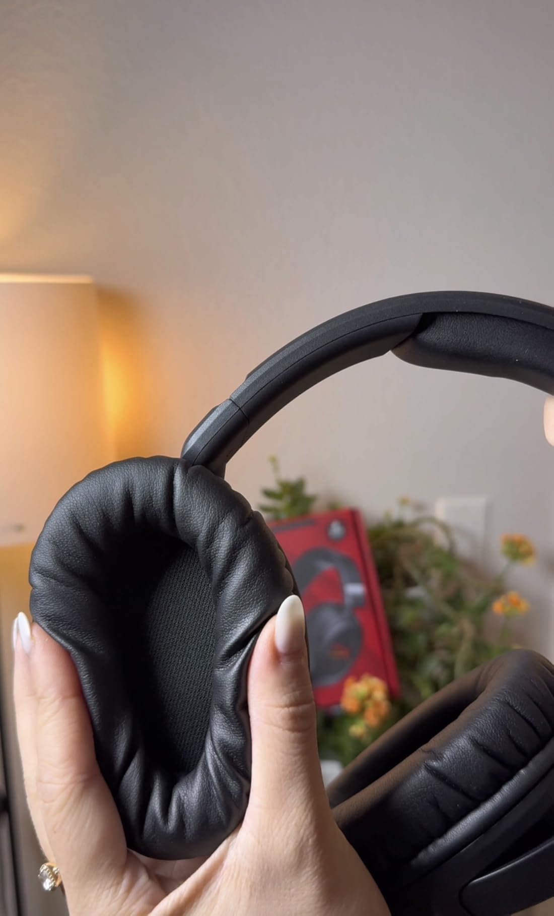 HyperX Cloud Flight 2 - Wireless Gaming Headset, Customizable RGB Lighting with Removable Earcup Plates, up to 100 Hours of Battery Life, 2.4GHz & Bluetooth, Multi-Platform Compatibility - White customer photo 2