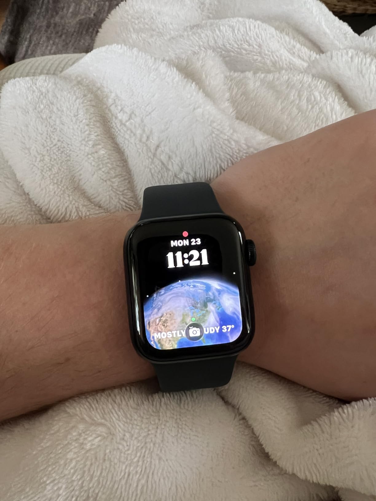 Apple Watch SE 3 [GPS 40mm] Smartwatch with Starlight Aluminum Case with Starlight Sport Band - S/M. Fitness and Sleep Trackers, Heart Rate Monitor, Always-On Display, Water Resistant customer photo 2