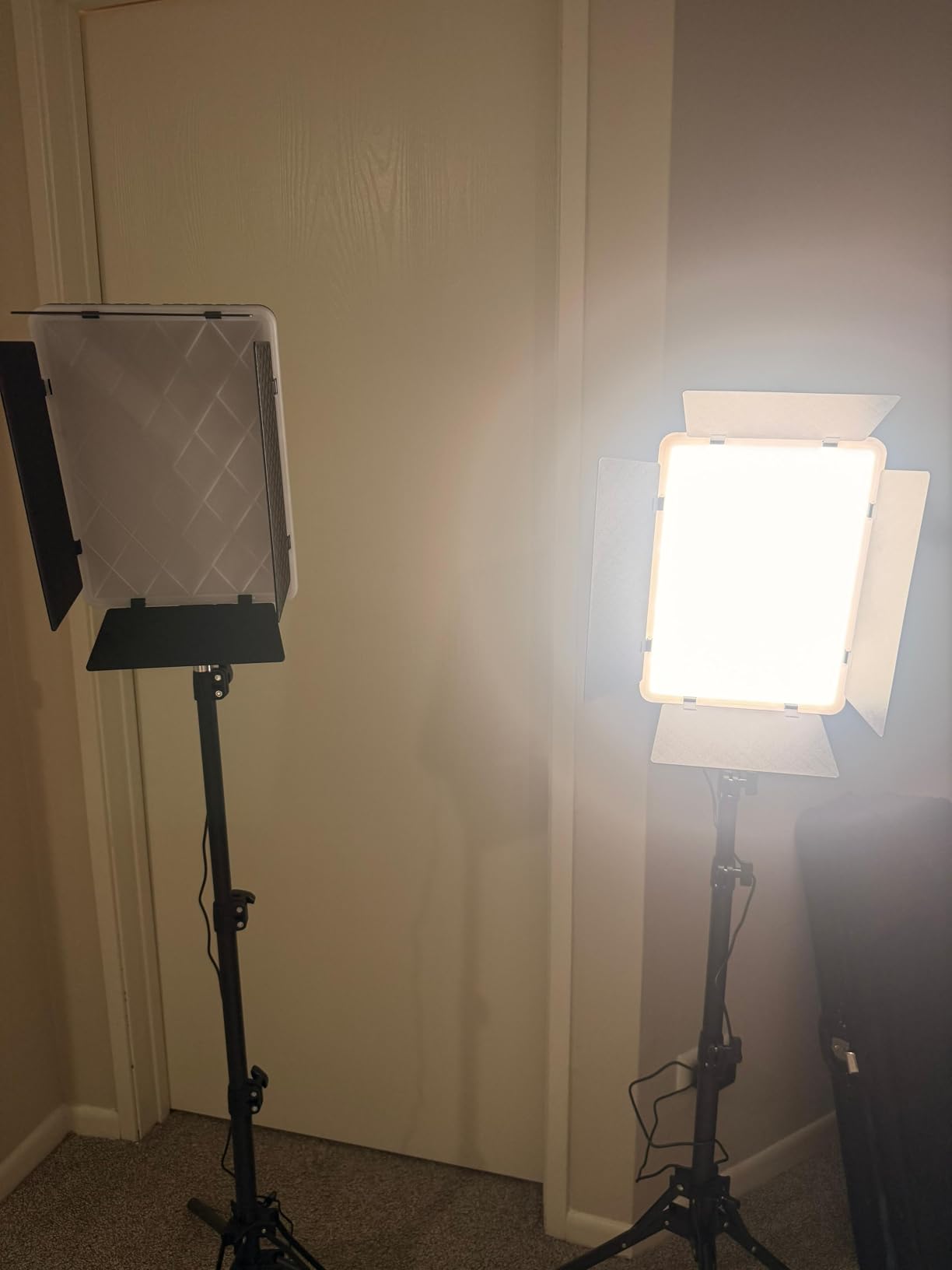 NiceVeedi 2-Pack RGB Photography Lighting with 20 Effects, 40W/360° Full Color/2700-6500K Studio Lights with Remote & Display, Video Light for Video Recording/Photography/Streaming/YouTube/TikTok customer photo 2