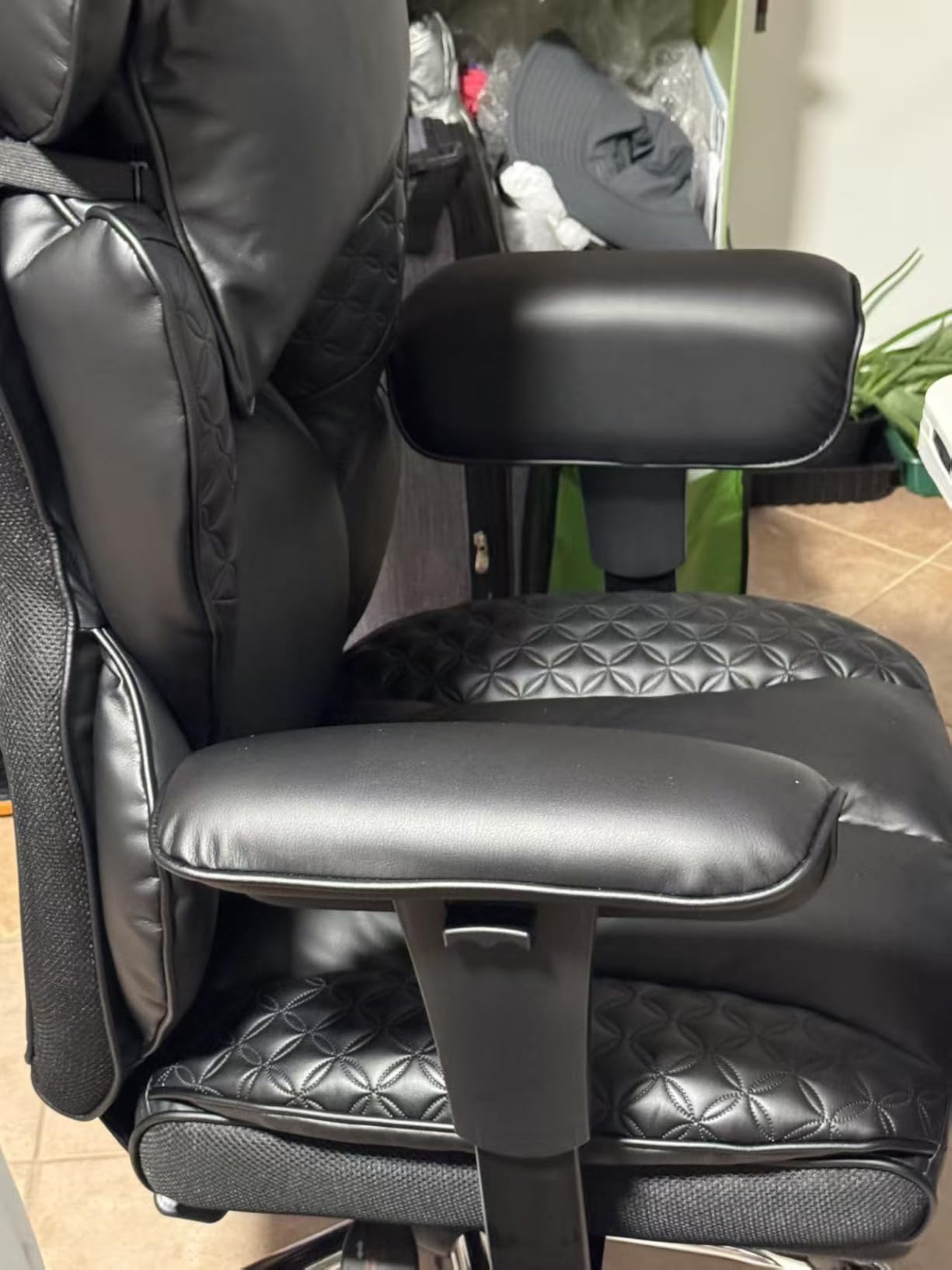 COMHOMA Big and Tall Office Chair Heavy Duty Gaming Chair with Deluxe Embossing Leather High Back Wider Ergonomic Computer Chair with Foot Rest 150°Reclining Pocket Spring Lumbar Support customer photo 2