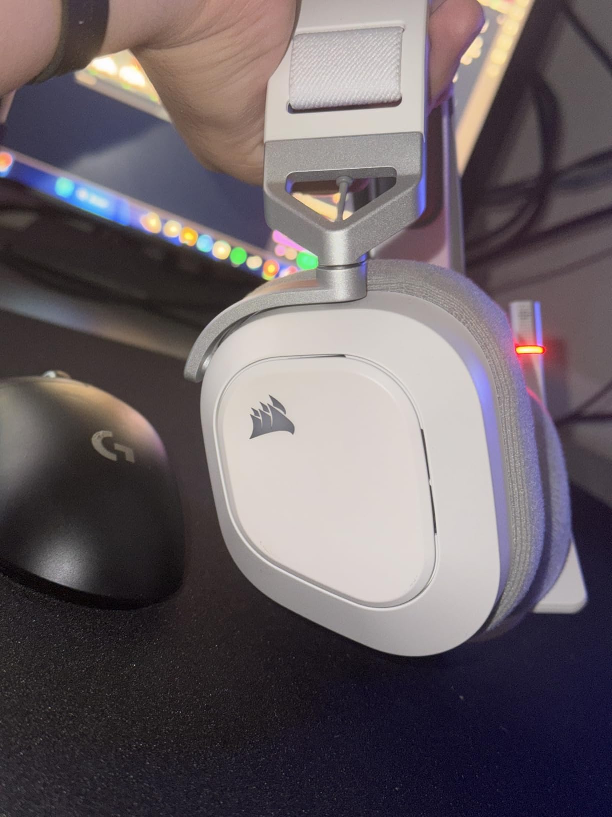 HS80 RGB Wireless Multiplatform Gaming Headset - Dolby Atmos - Lightweight Comfort Design - Broadcast Quality Microphone - iCUE Compatible - PC, Mac, PS5, PS4 - Black customer photo 1