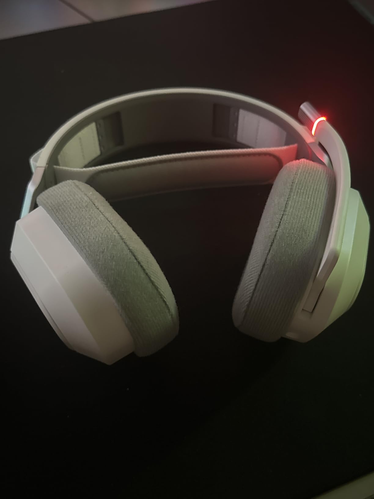 HS80 RGB Wireless Multiplatform Gaming Headset - Dolby Atmos - Lightweight Comfort Design - Broadcast Quality Microphone - iCUE Compatible - PC, Mac, PS5, PS4 - Black customer photo 2