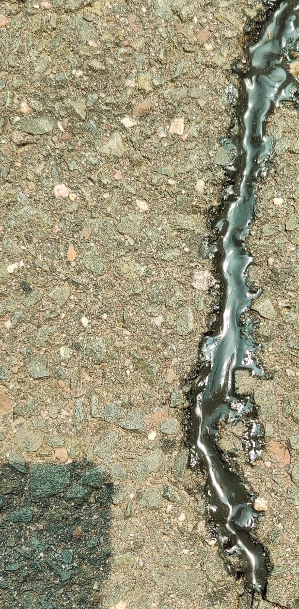 Asphalt Crack Filler, 17.6 Floz High Elasticity Asphalt Driveway Crack Filler, Self Leveling Blacktop Sealant for Filling in Cracks on Driveway and Road, Blacktop Concrete Joint Filler customer photo 2