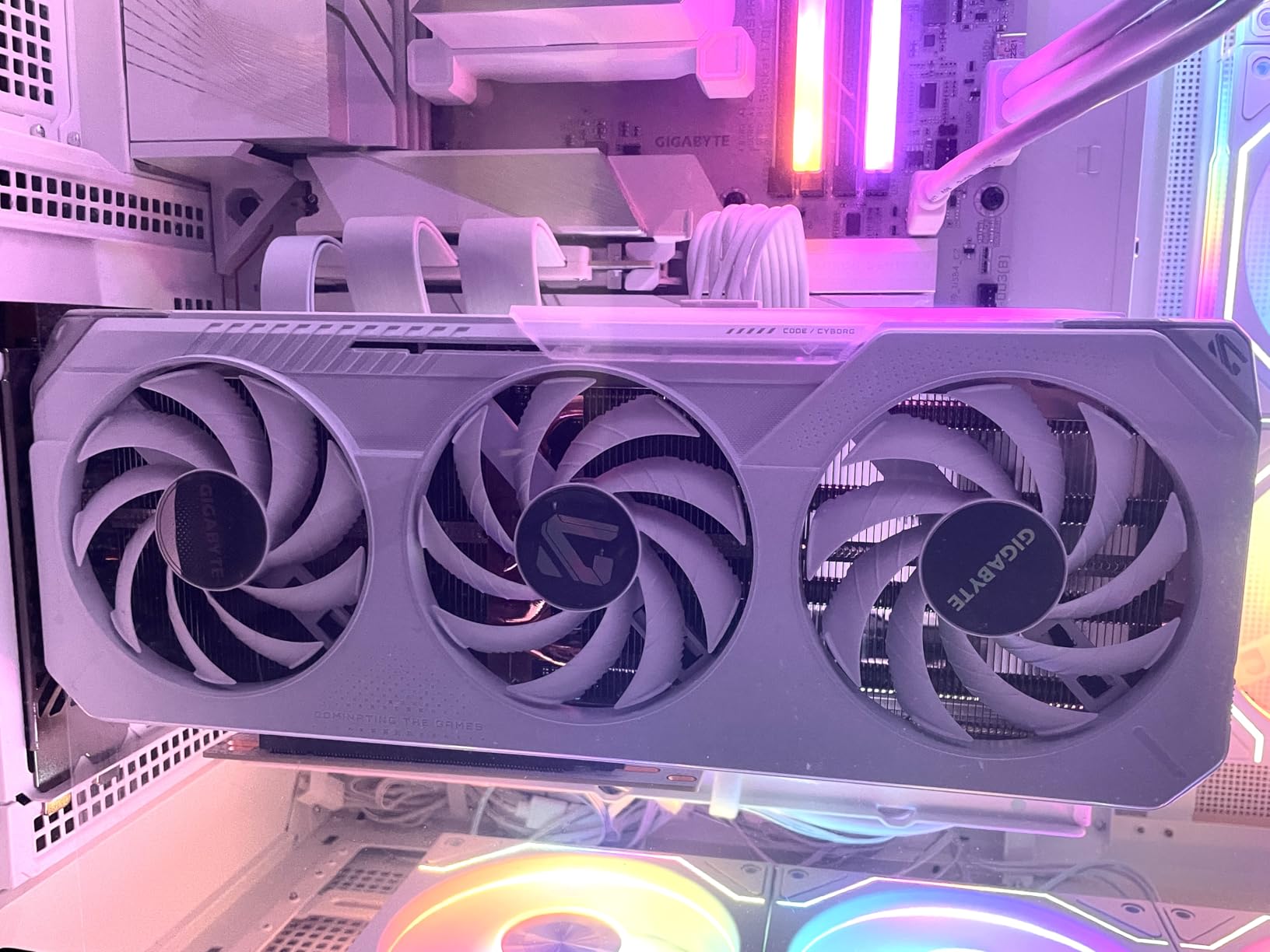 GIGABYTE Radeon RX 9060 XT Gaming OC ICE 16G Graphics Card customer photo 2