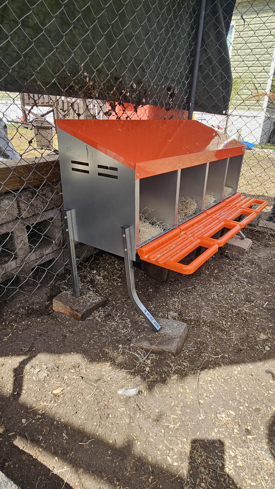 VEVOR Chicken Nesting Boxes, 6 Compartments, with Support Legs, Easy Egg Collection, Galvanized Steel and High-Strength Plastic, Roll Away Nesting Boxes for Chickens and Hens Laying Eggs, Orange customer photo 2