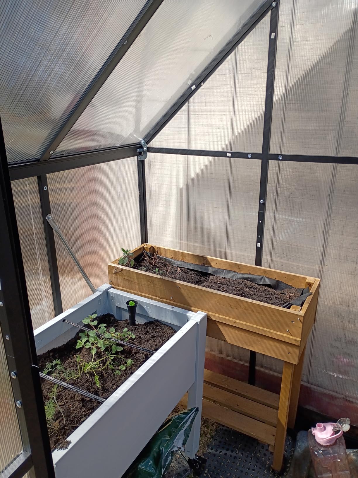 6x4 FT Polycarbonate Greenhouse with Hygrometer, Easy Setup Small Greenhouse for Outdoors Plant Gardening, Heavy Duty Green House Outside with Aluminum Frame Lockable Door & Vented Roof Window customer photo 1