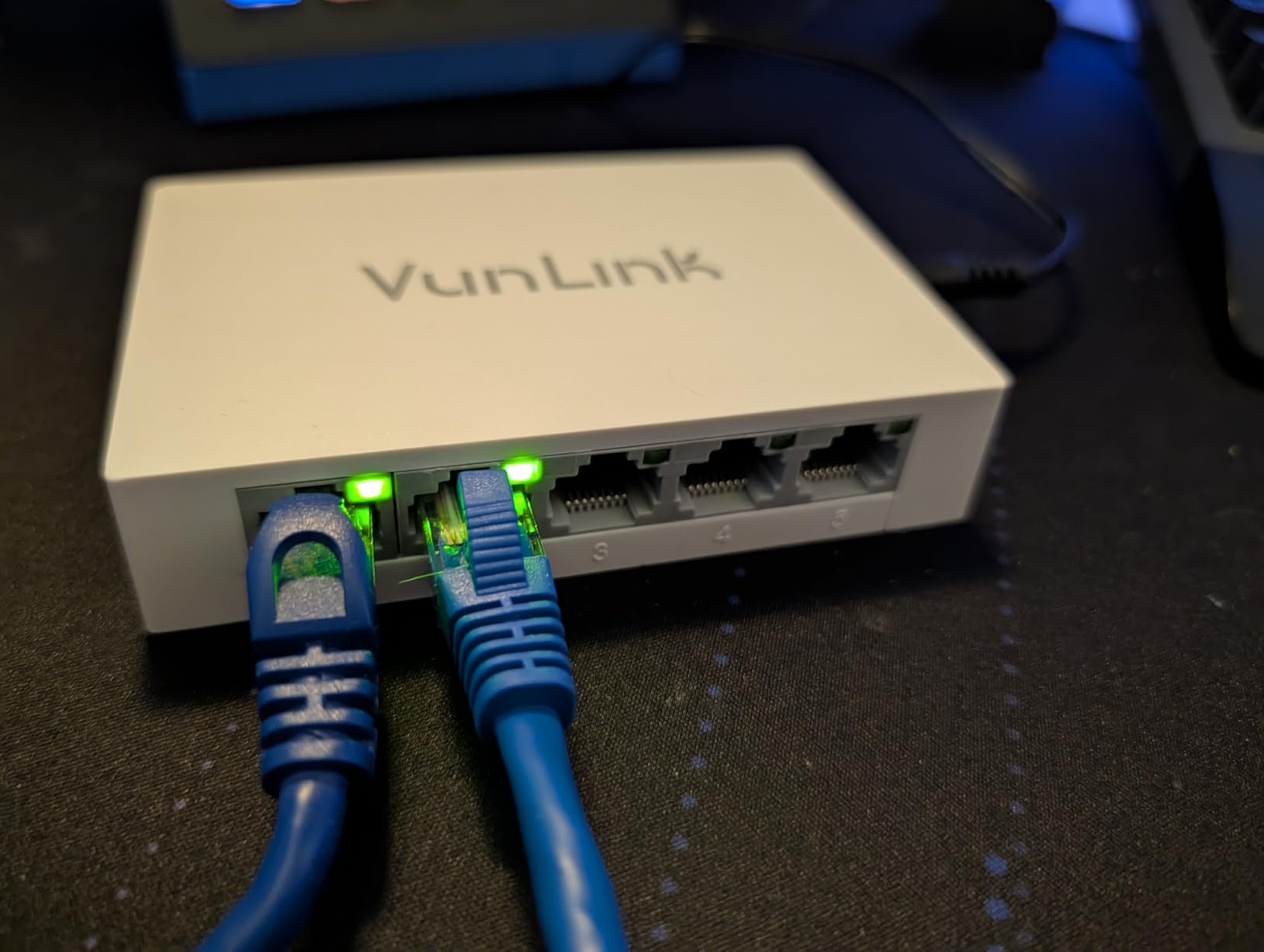 10Gb Ethernet Switch with 4 x 2.5GbE + 2 x 10GbE RJ45 Ports, VunLink 6 Port 10G/2.5G Multi-Gigabit Unmanaged Network Switch, Plug and Play, Fanless, Desktop/Wall-Mount, for Wireless AP, NAS, PC, Home customer photo 1