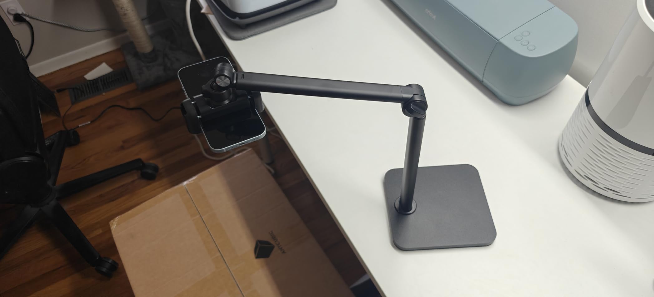 InnoGear Overhead Phone Mount, Heavy Duty Aluminum Phone Stand Tabletop Cooking Tripod for Desk Flexible Cell Phone Holder for Live Streaming, Meeting, Cooking, Recording customer photo 1