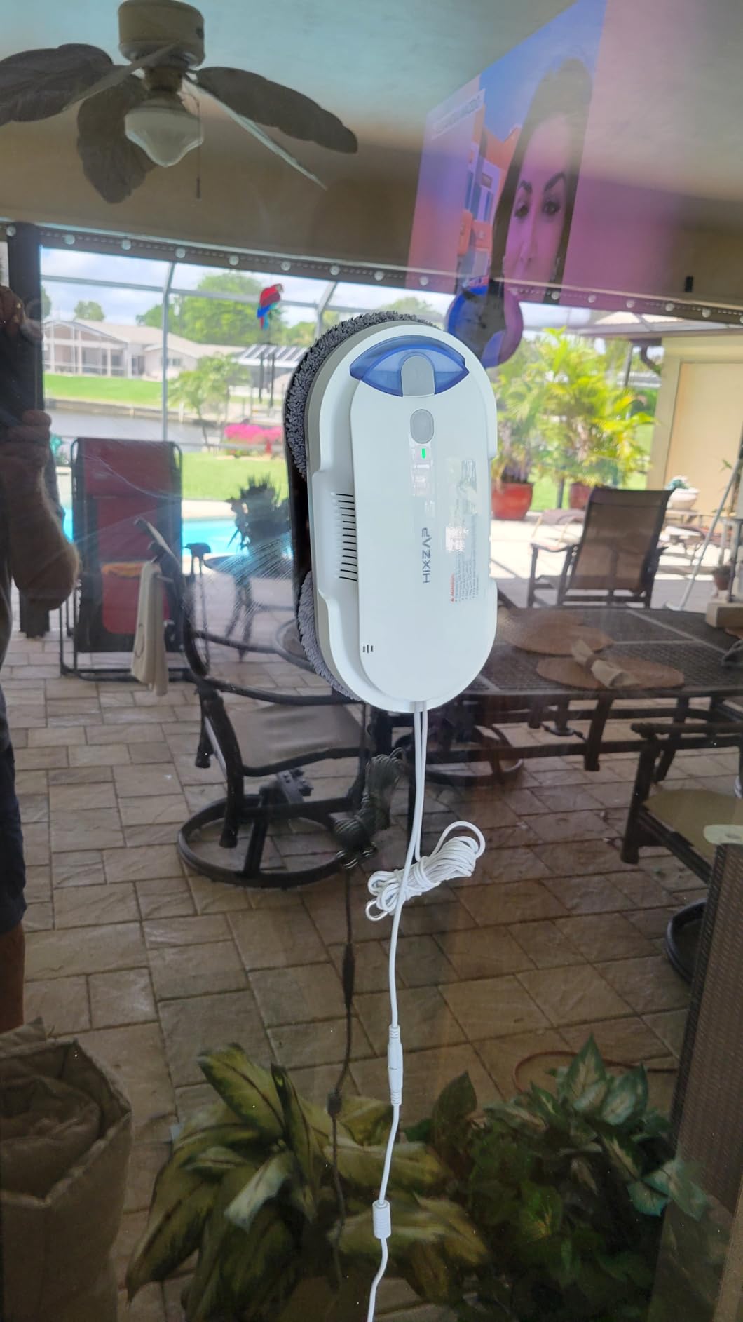 Window Cleaning Robot - 2400-3200Pa Suction, Dual Ultrasonic Spray, 85ml Tank, Edge Detection, Anti-Drop, 3 Cleaning Modes for Streak-Free Glass customer photo 2