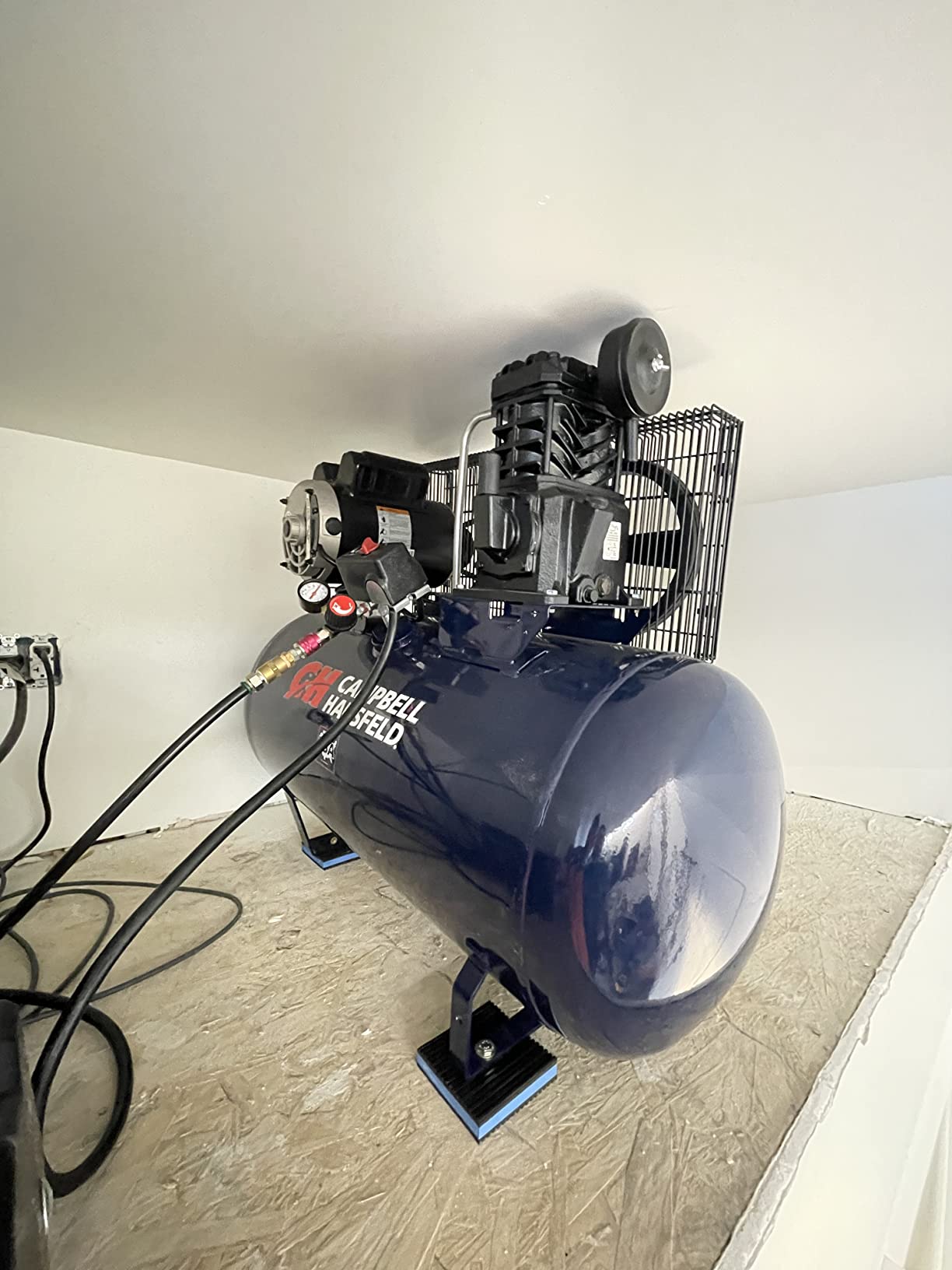 CAMPBELL HAUSFELD 30 Gallon Horizontal Air Compressor, Single Stage 3.7 HP, Portable, Heavy Duty, 135 Max PSI customer photo 1