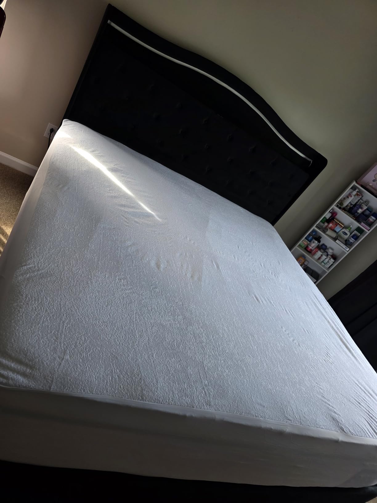 SafeRest Waterproof Queen Size Mattress Protector - Fitted with Stretchable Pockets - Machine Washable Cotton Blend Mattress Cover for Bed customer photo 2