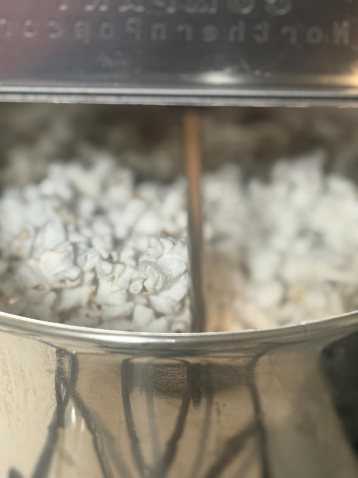 Great Northern Popcorn Stovetop Popcorn Maker - 6.5-Quart Stainless-Steel Popcorn Popper with Hand Crank, Vented Lid, and Stir Paddle (Silver) customer photo 1