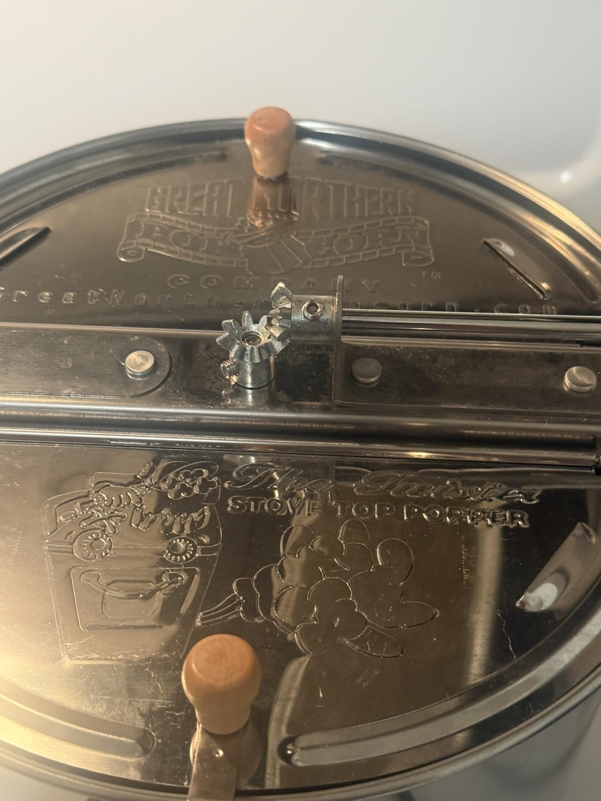 Great Northern Popcorn Stovetop Popcorn Maker - 6.5-Quart Stainless-Steel Popcorn Popper with Hand Crank, Vented Lid, and Stir Paddle (Silver) customer photo 2