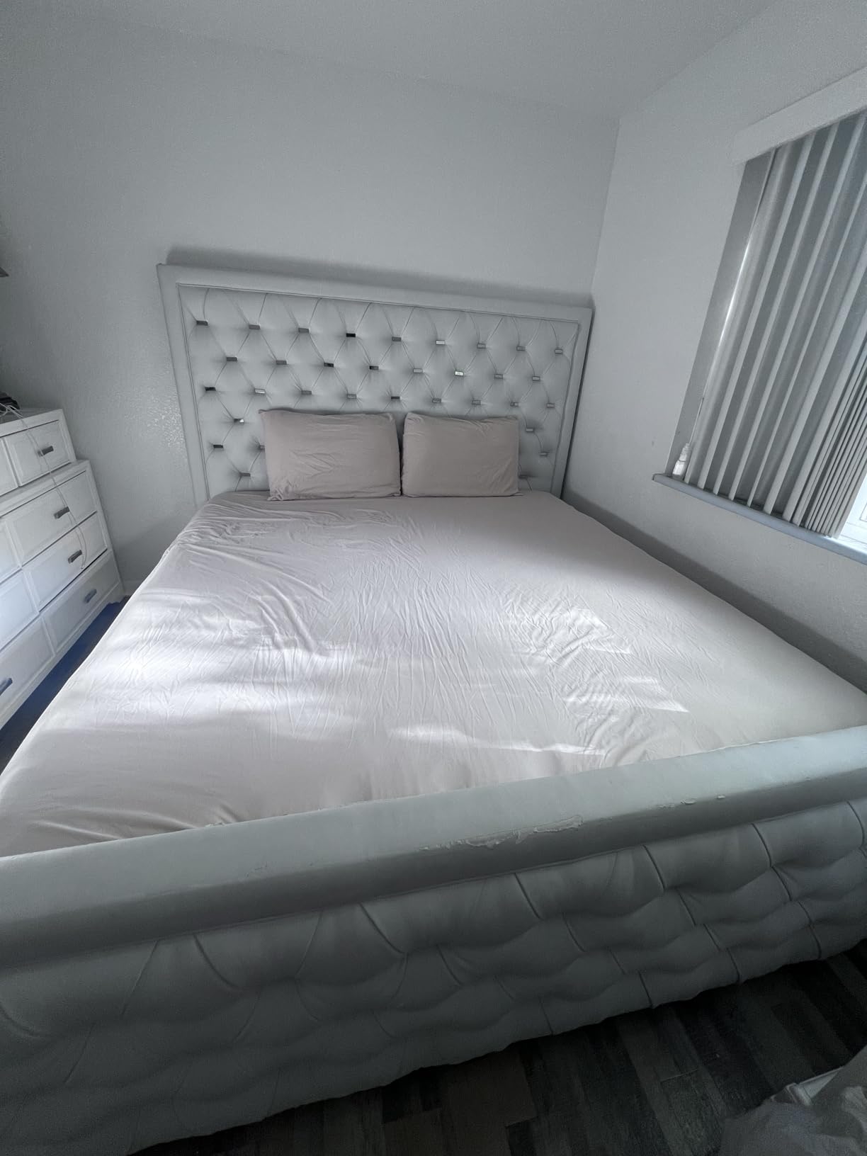 Elegant Comfort Luxury Soft 1500 Premier Egyptian Quality 4-Piece Premium Hotel Quality Wrinkle Resistant Bedding Set, Deep Pocket up to 16inch, King, White customer photo 1